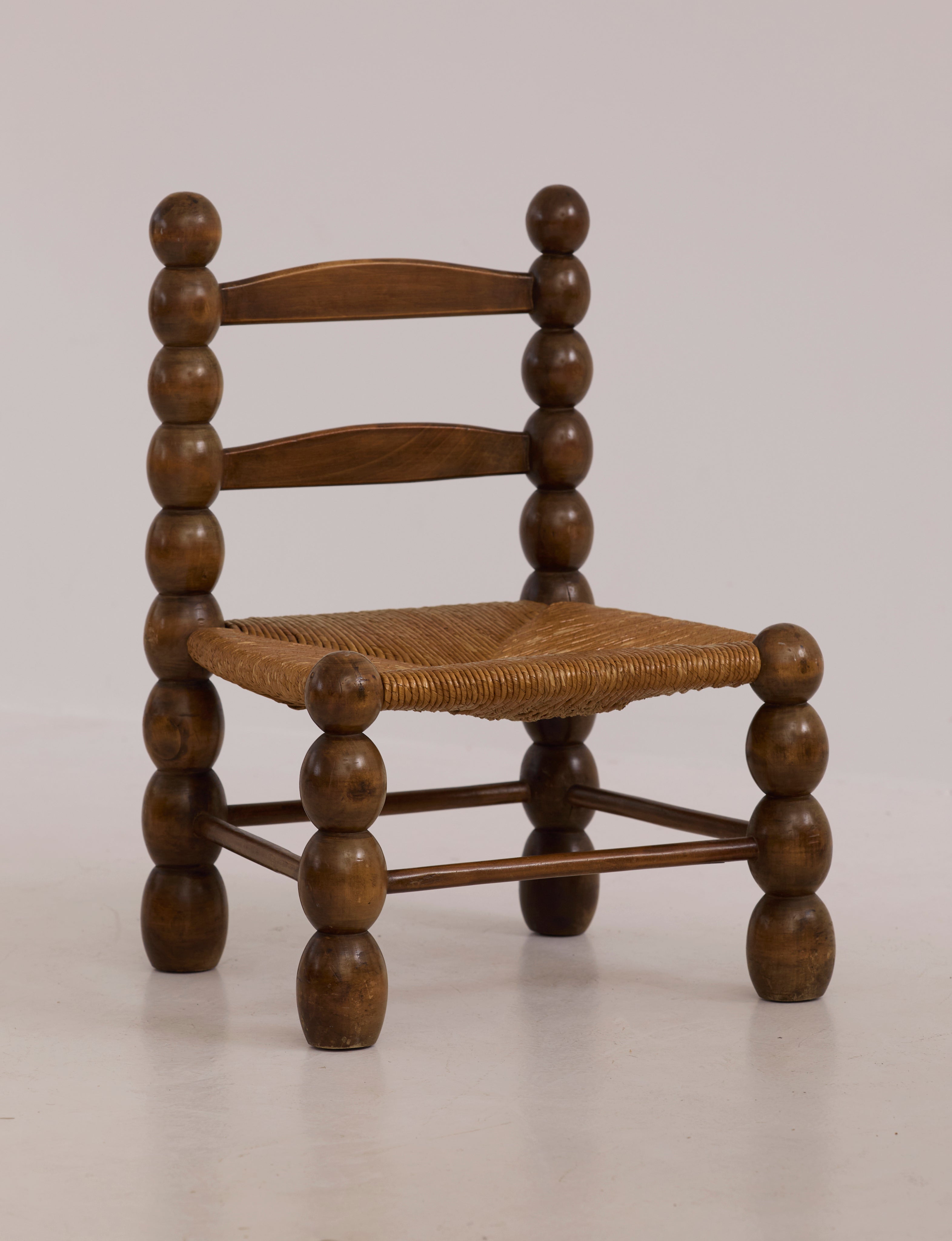 Chaise basse en bois de chêne français et paille vers 1940