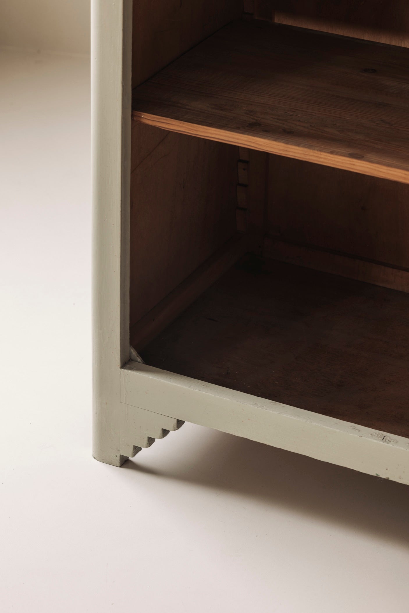 Charming Modernist French cabinet from the 1950s — close-up