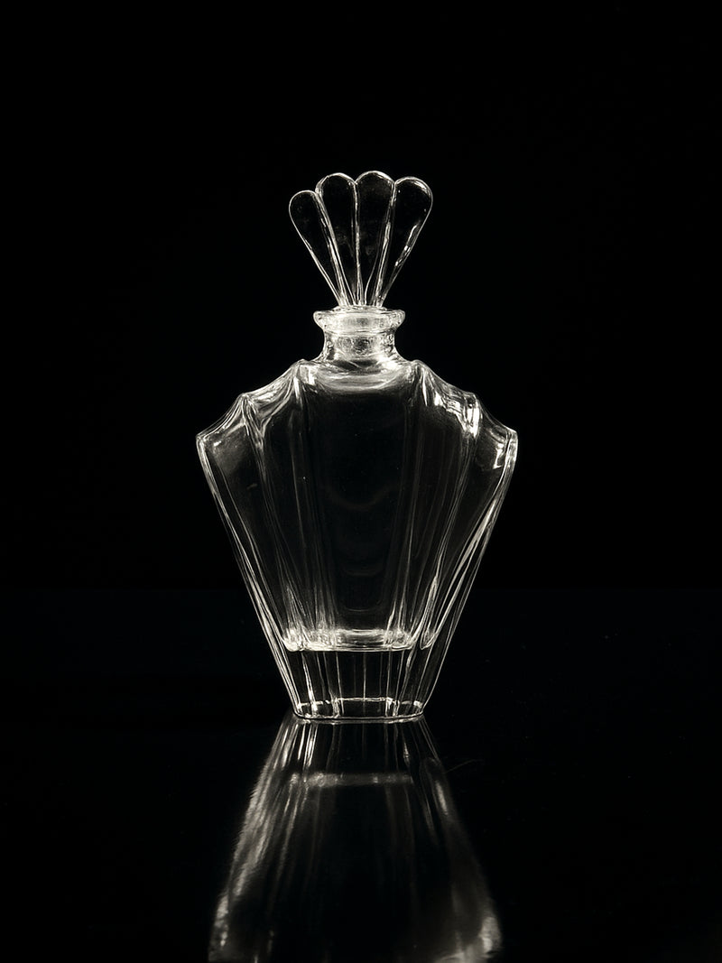 The Dodo Vintage Italian crystal Glass Art Deco Decanter from the 1980s, featuring a decorative fan-shaped stopper, is shown empty against a black background with its faint reflection visible below.
