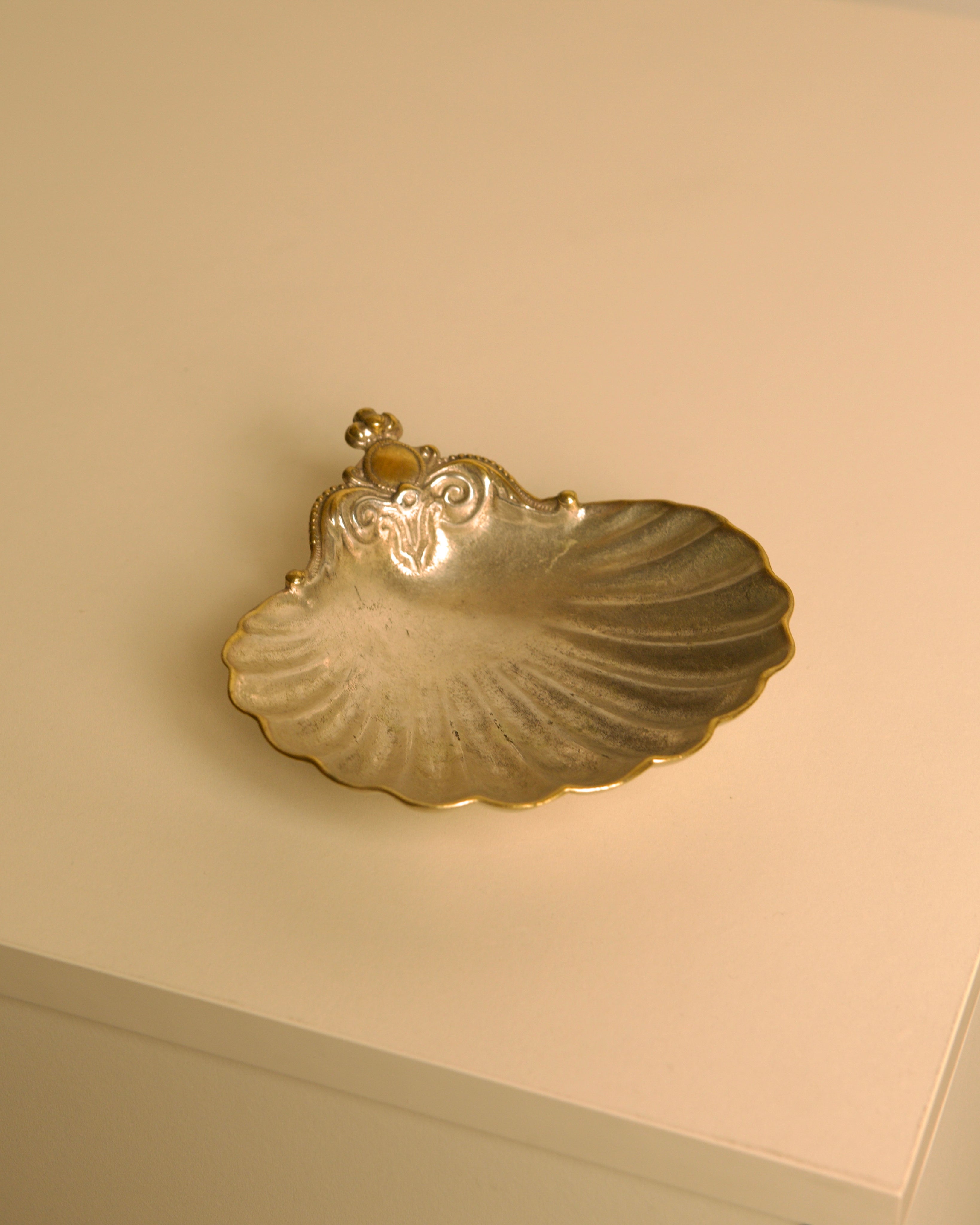 Italian Shell-shaped Vide-poches in Silver-plated Brass, 1950s — close-up of shell design on neutral background