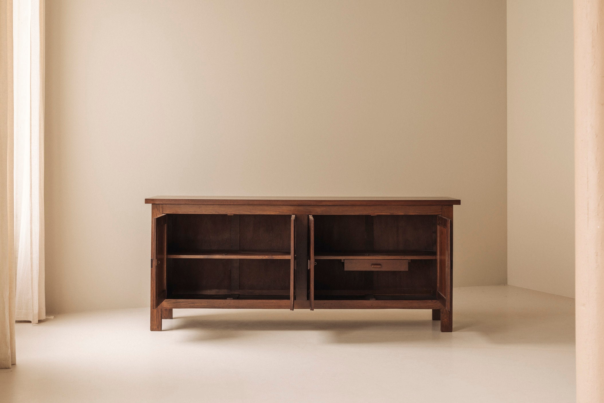 Beautiful Brutalist graphical French sideboard in oak, 1960s — detail view