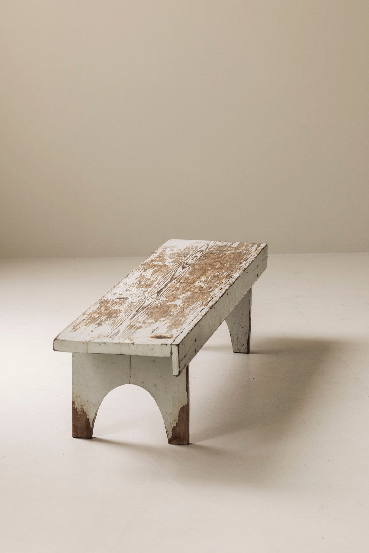 Rough patinated Swedish bench from the 1950s. — in context