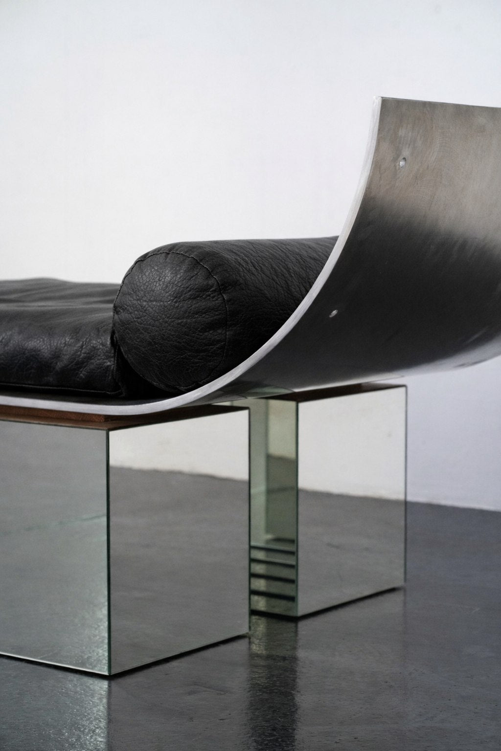 Minimalism Daybed DN_S2501 in Aluminium  — in context
