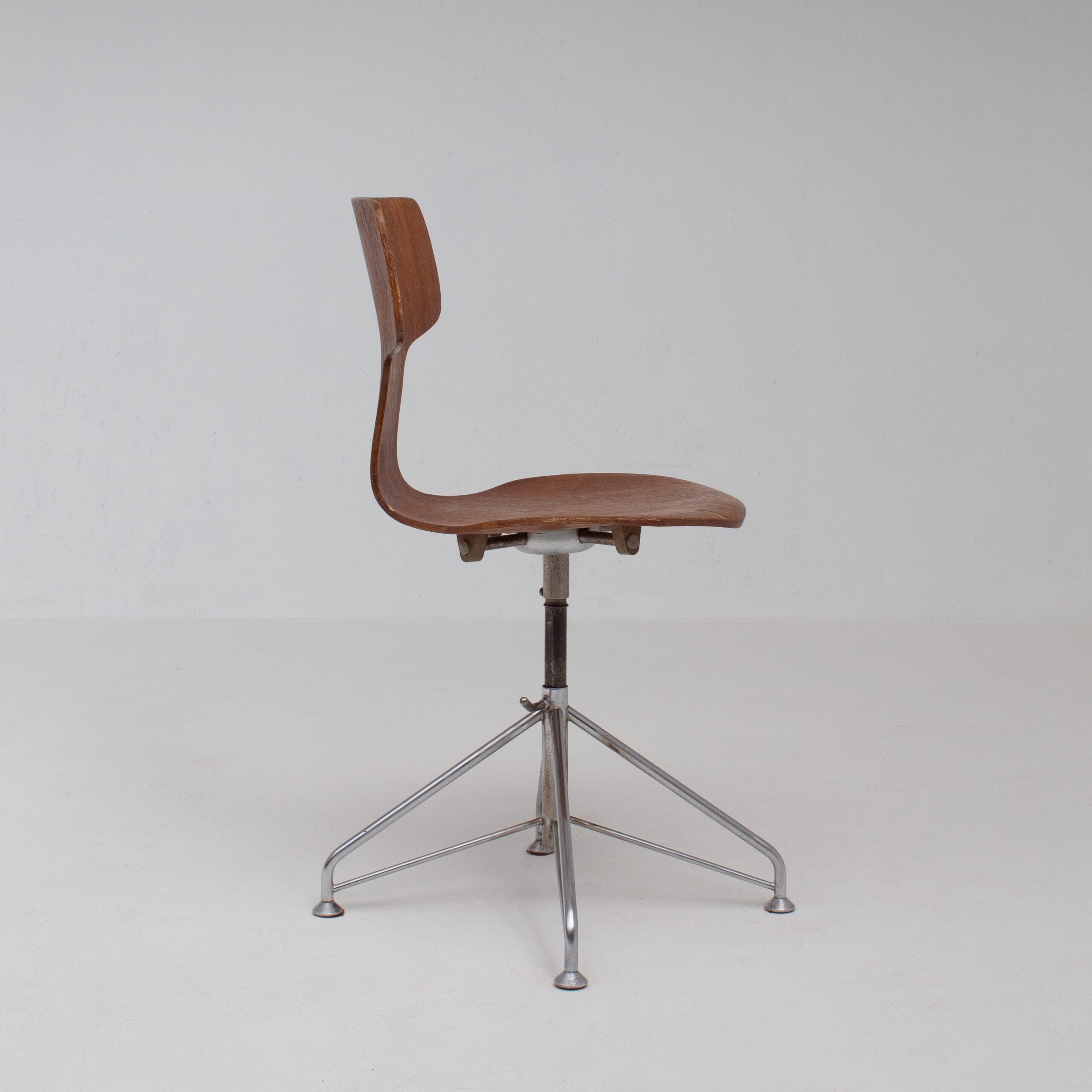 Set of 4 Arne Jacobsen Chairs — view 10