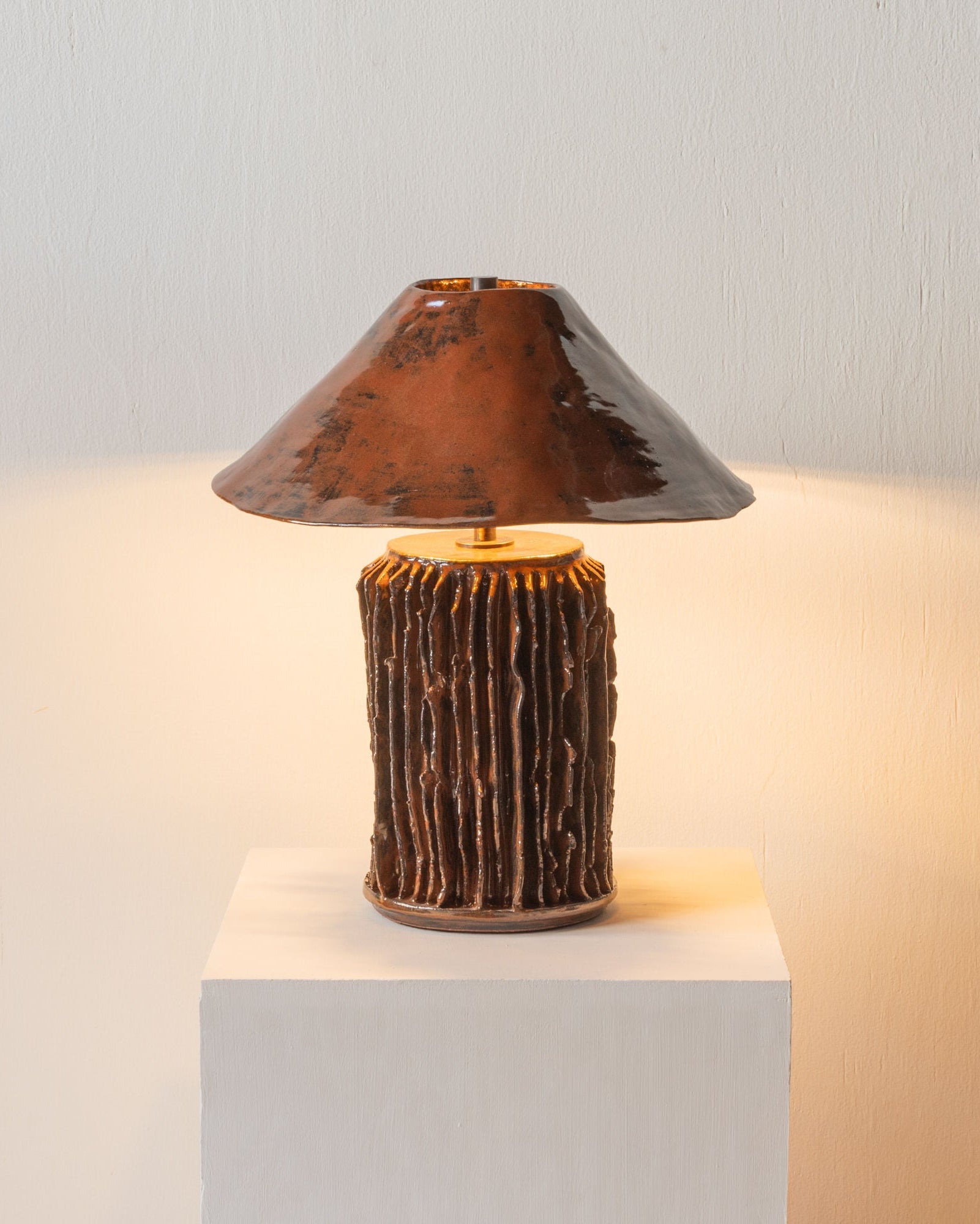 Silo' Table Lamp 1 — close-up of textured ceramic base