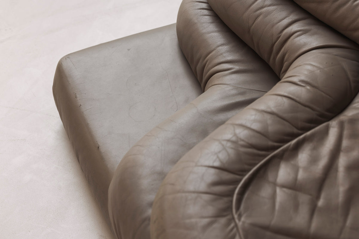 Rare taupe leather Terrazza DS-1025 Sofa by Ubald Klug for De Sede, 1972 — view 9