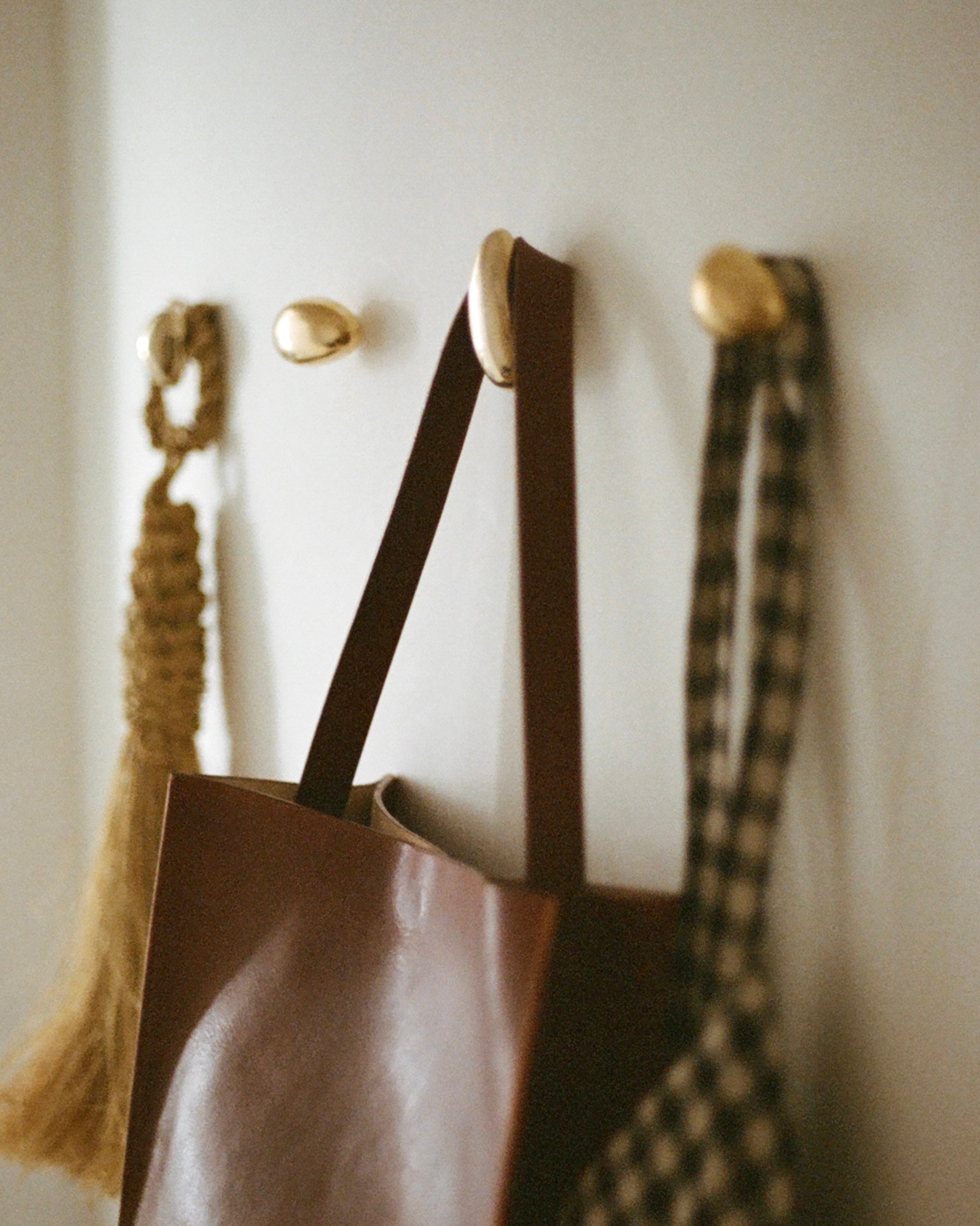 MOMI Cabinet Knob/Wall Hook Short Mini — side view with brown leather bag hanging