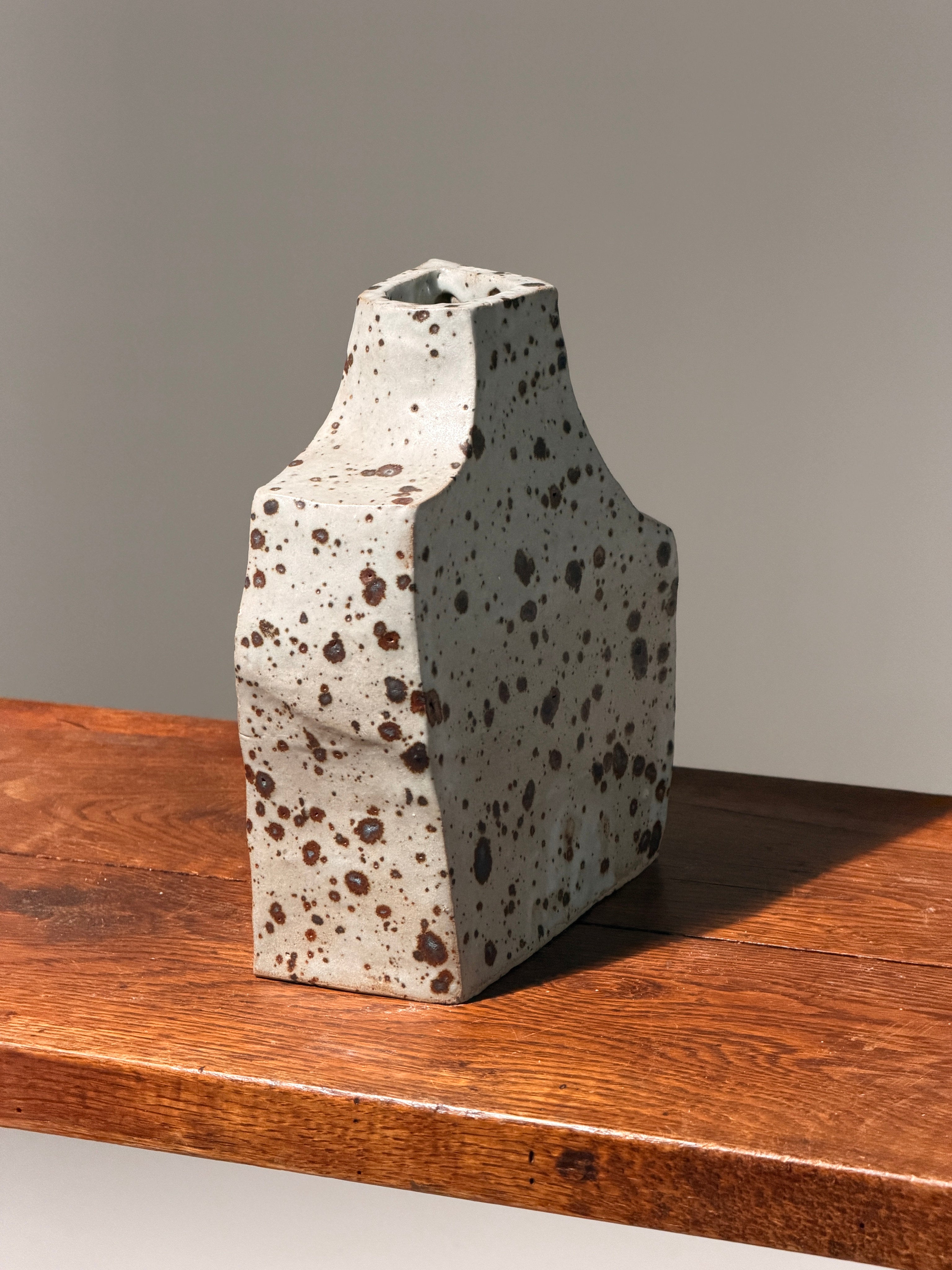 Geometric stoneware vase with pyrite glaze, France, circa 1960. — close-up