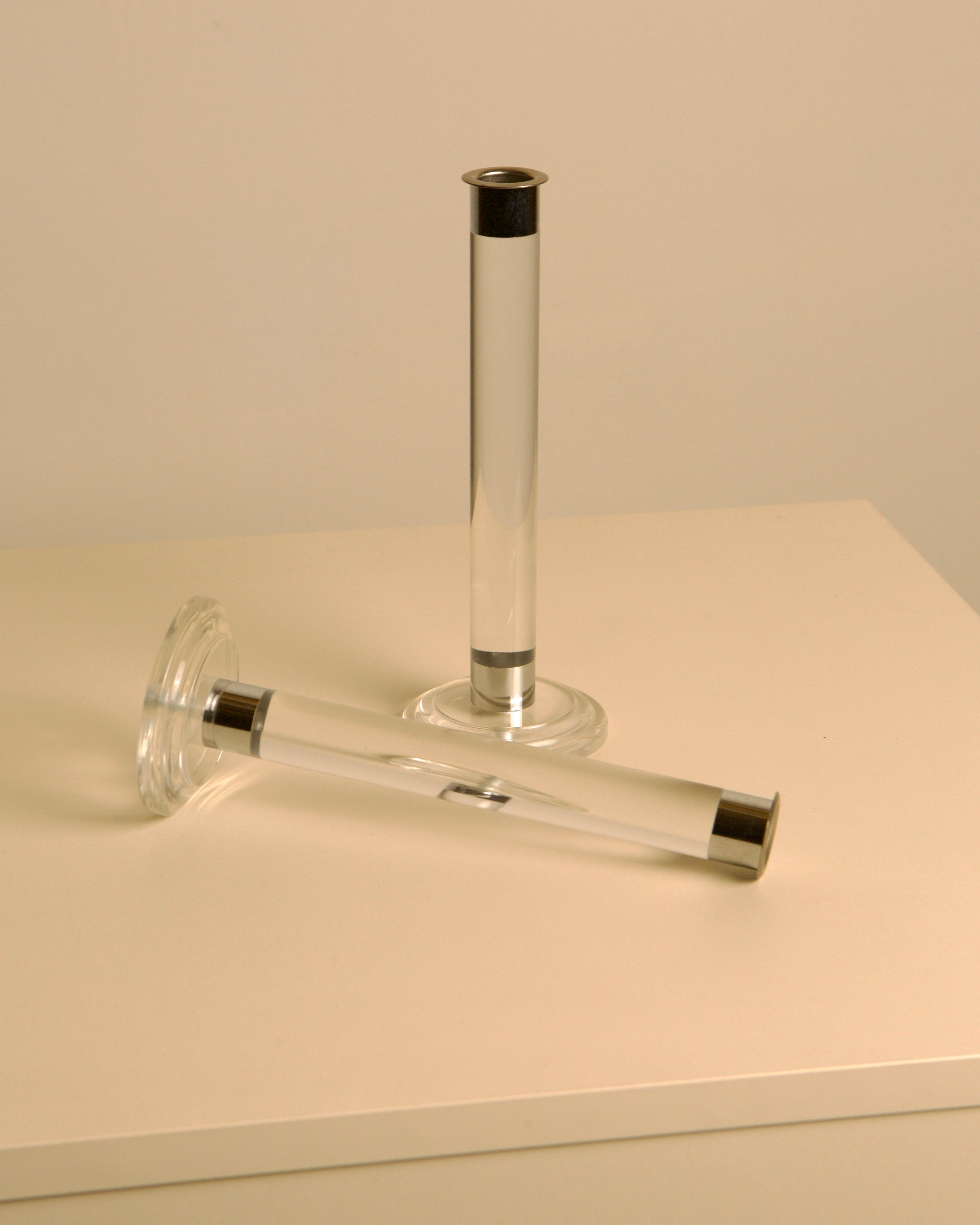 Paire de bougeoirs italiens en lucite et argent des années 80