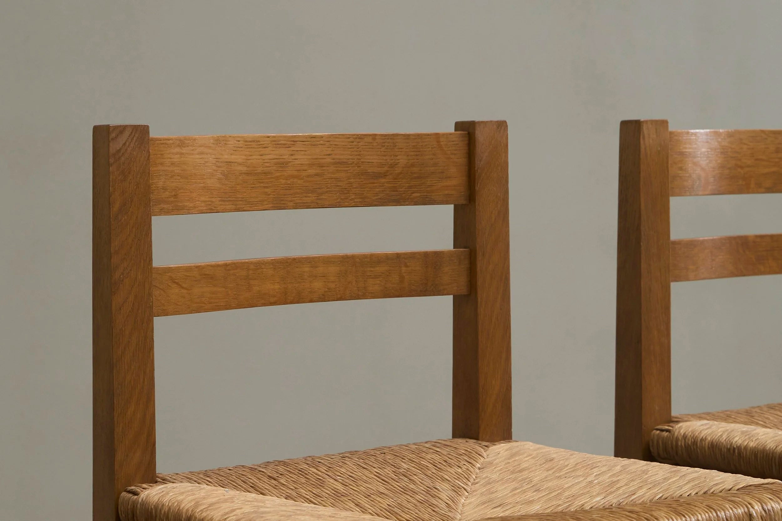 Set of 4 Modernist Chairs in Solid Oak and Straw, Belgium 1960s — detail view