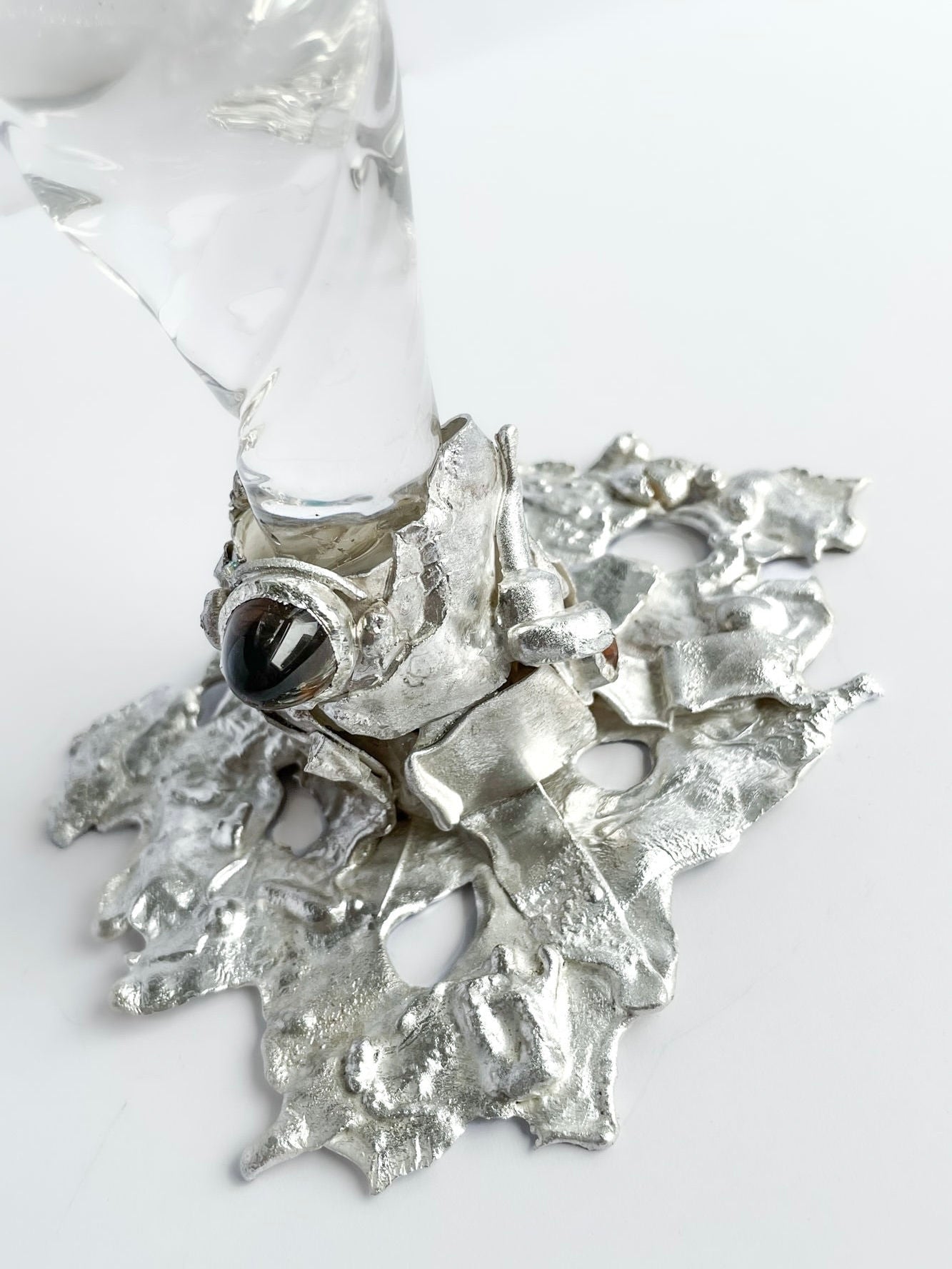 Jewelled Goblet no. 6 x Lindsey Fontijn — close-up of silver base with black stone