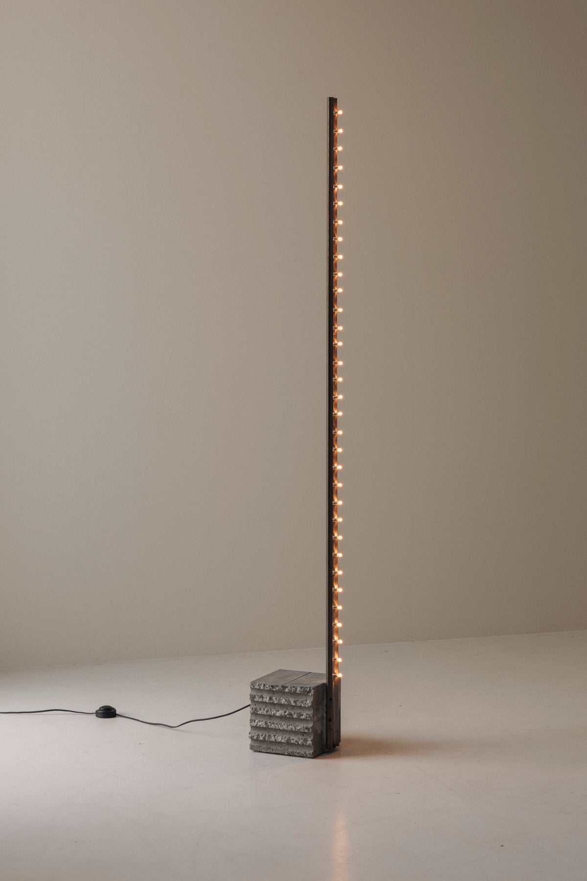 Sculptural Brutalist Floor Lamp in Concrete and Steel, 1980s — view 9