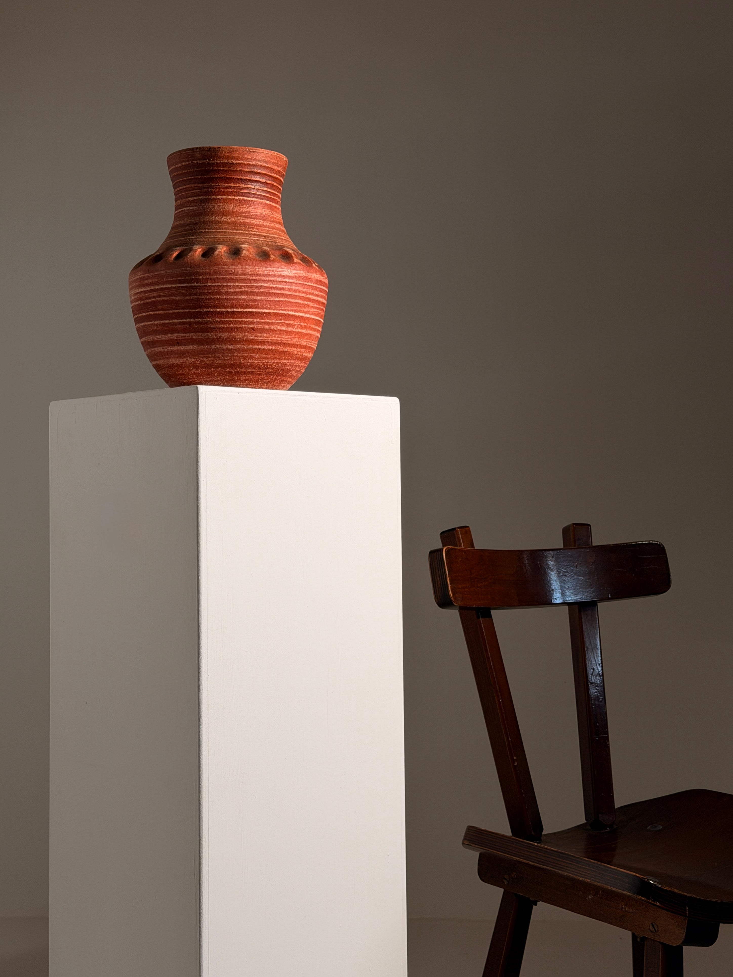 Rare "Gauloise" vase by Les Potiers d'Accolay, circa 1960 — detail view