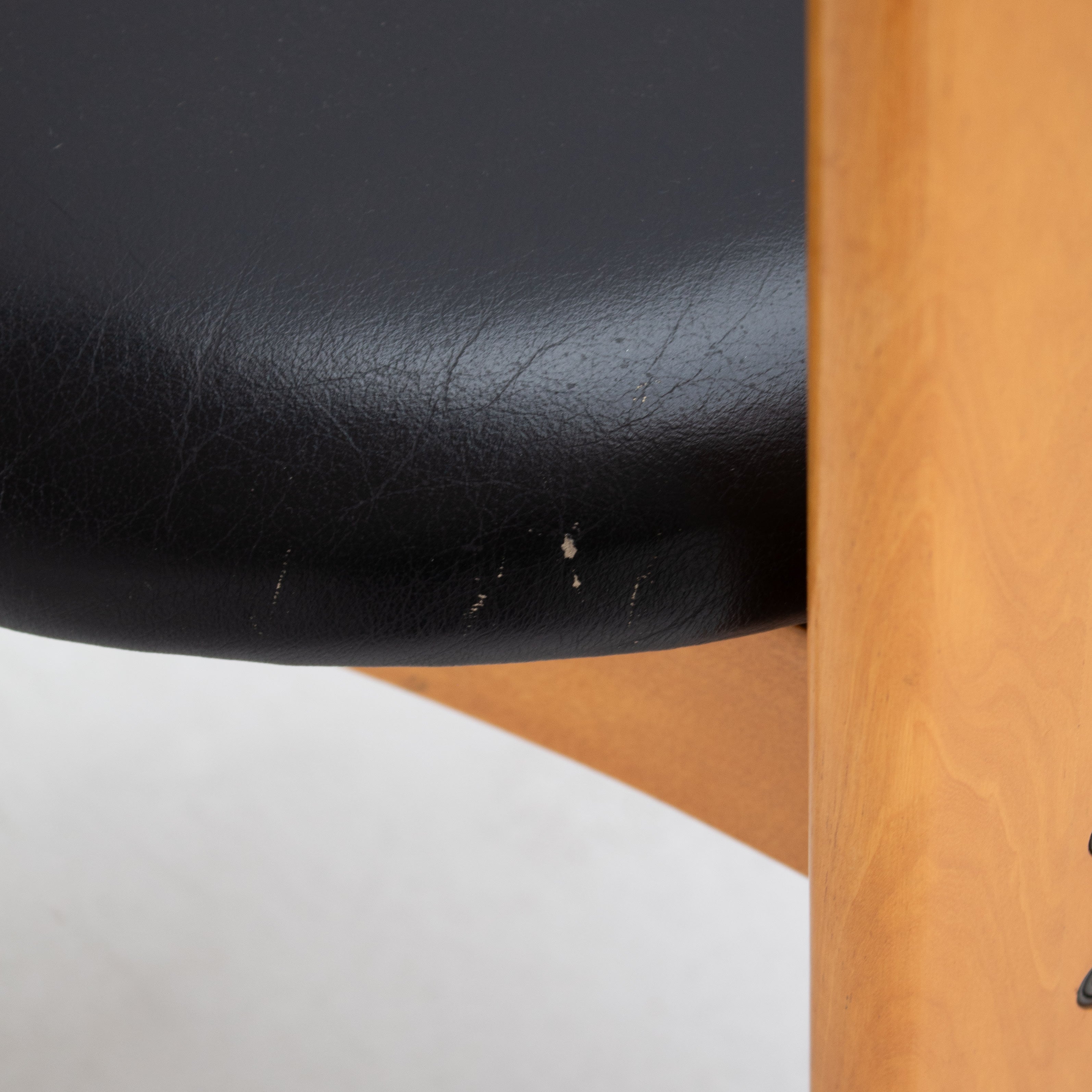 Set of Dining Chairs in Wood and Leather by Mario Marenco for Mobil Girgi — close-up of worn black leather seat