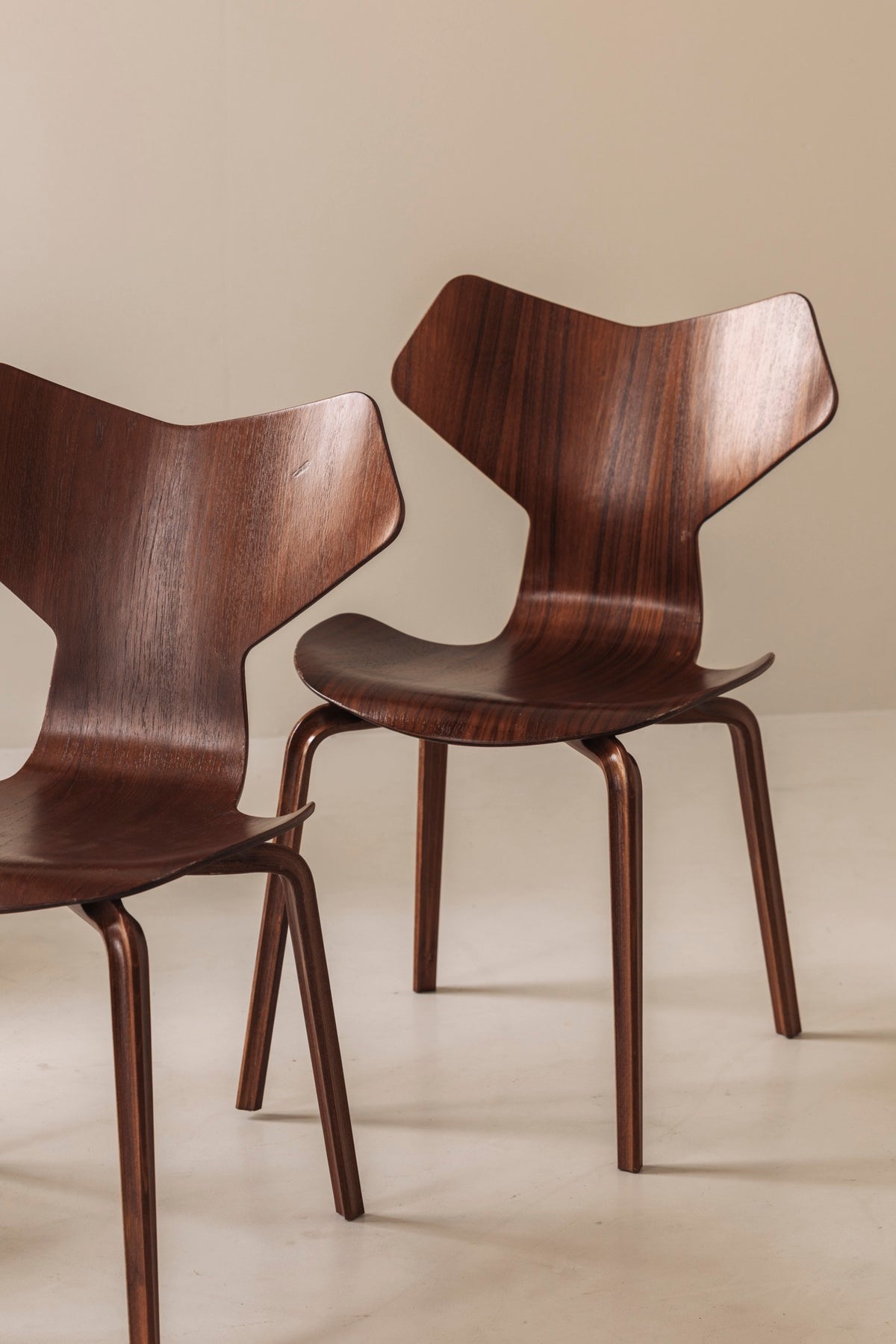 First Edition Grand Prix Chairs Model 3130 by Arne Jacobsen for Fritz Hansen, 1957 — detail view