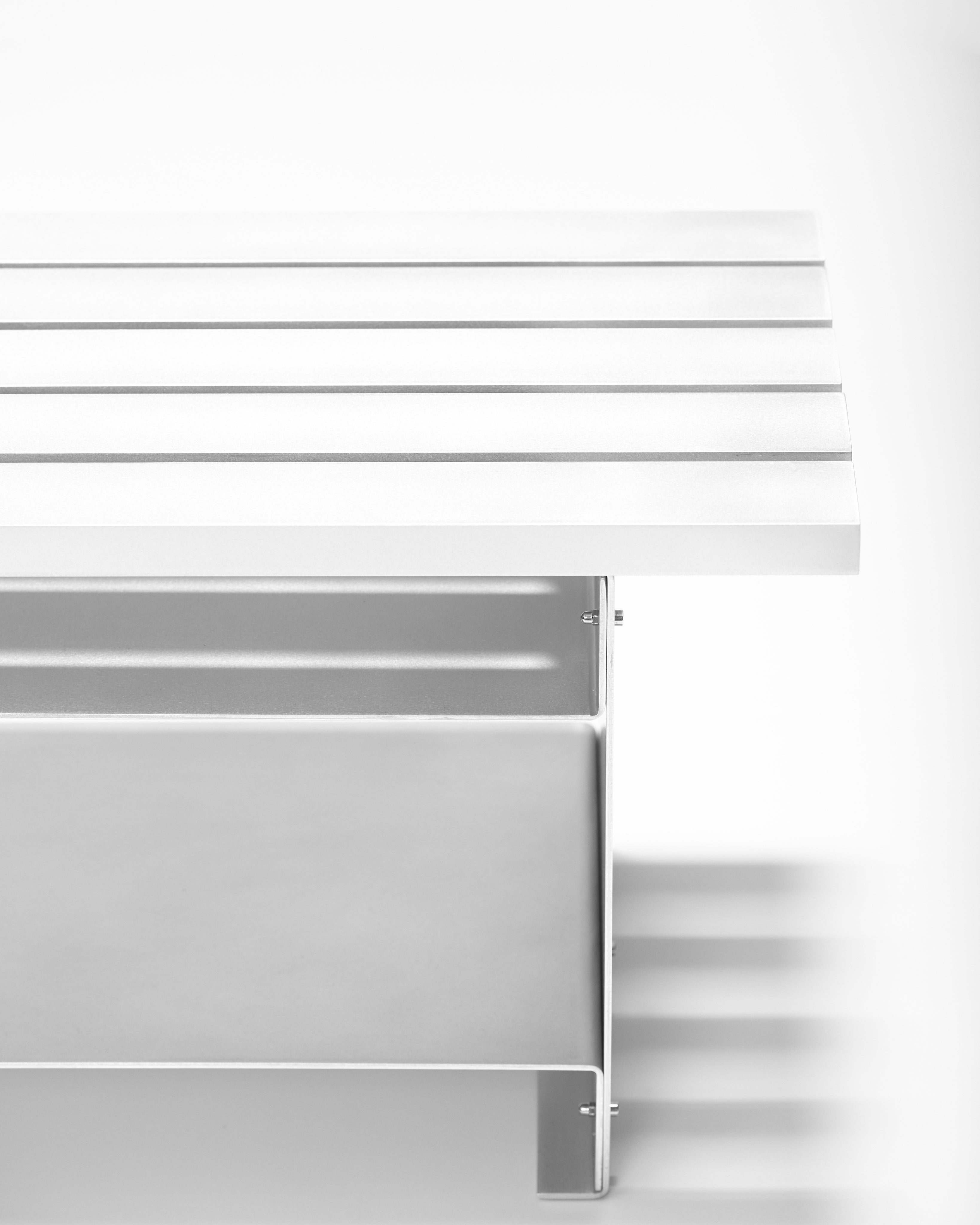 Wing Bench — close-up
