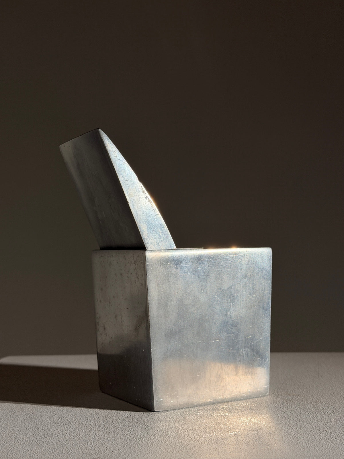 "Ray Hollis” ashtray designed by Philippe Starck in 1985 by Figuresdesign | The Oblist