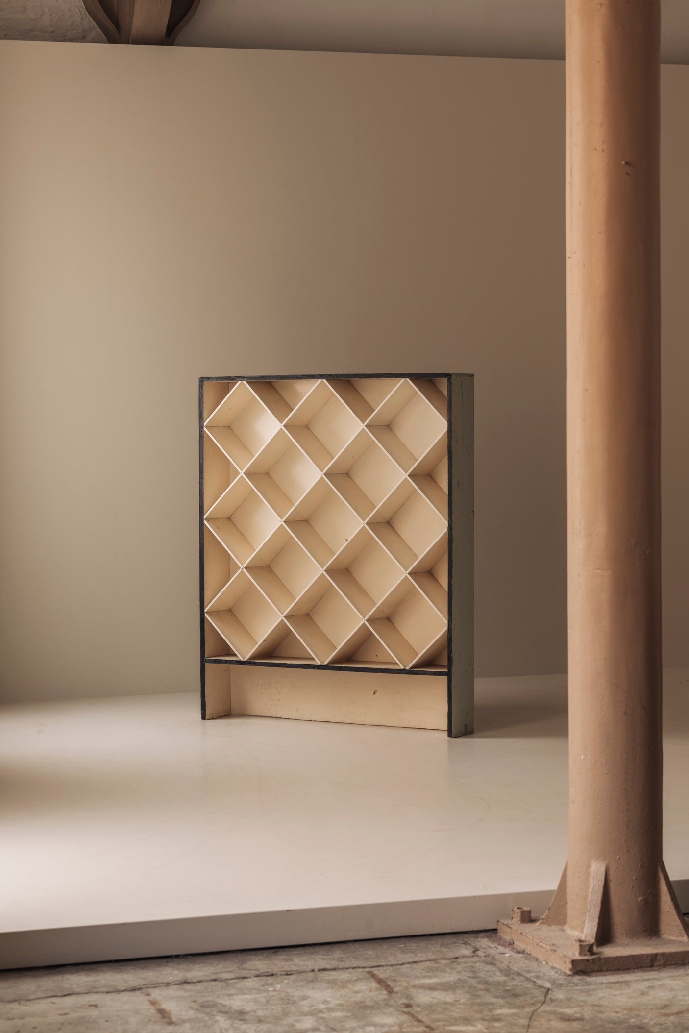 Geometric open bookcase, France 1950s. — side angle