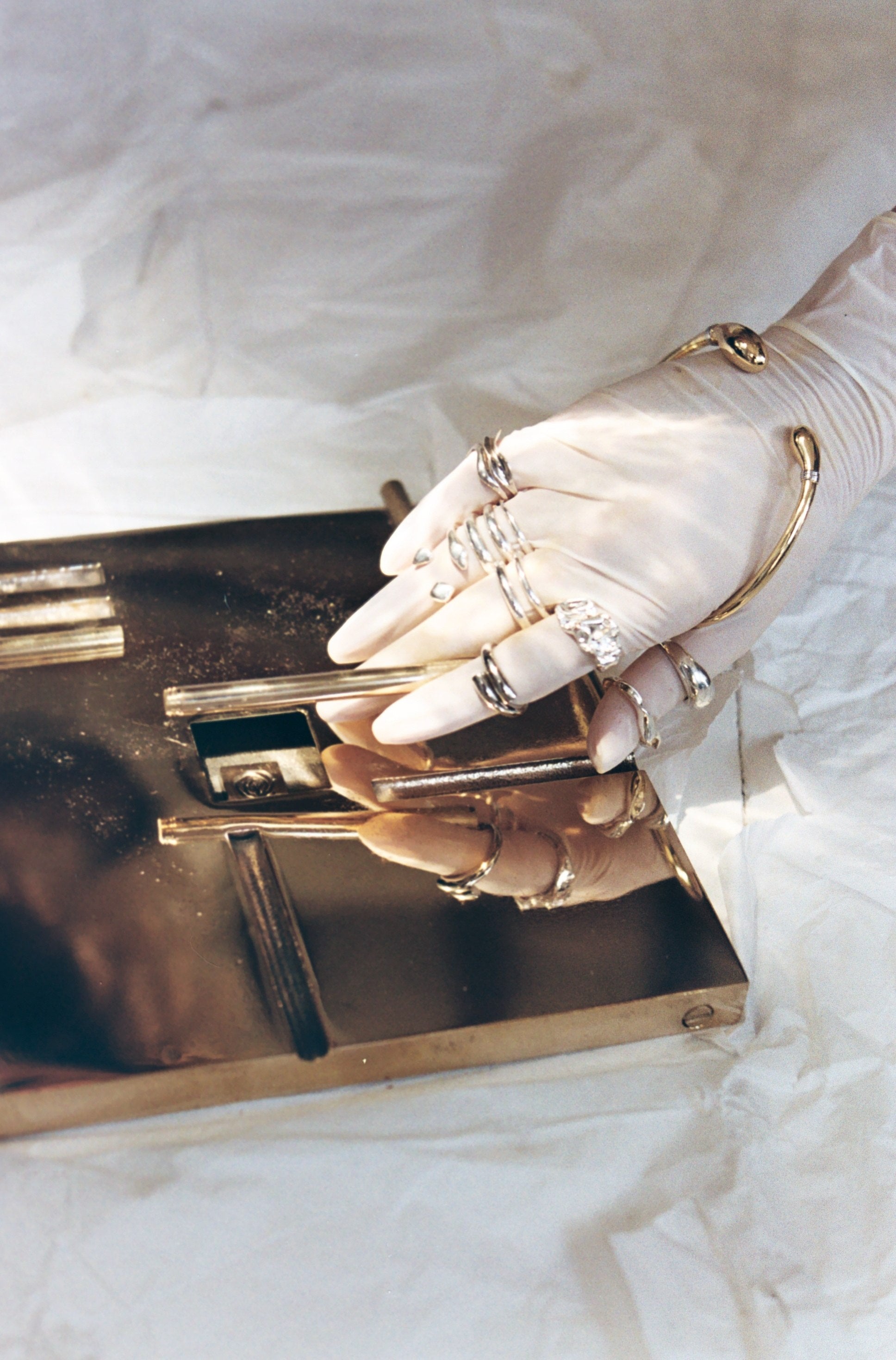 Cendrier "Emprunte" - Ashtray made of Bronze — hand holding ashtray on textured surface