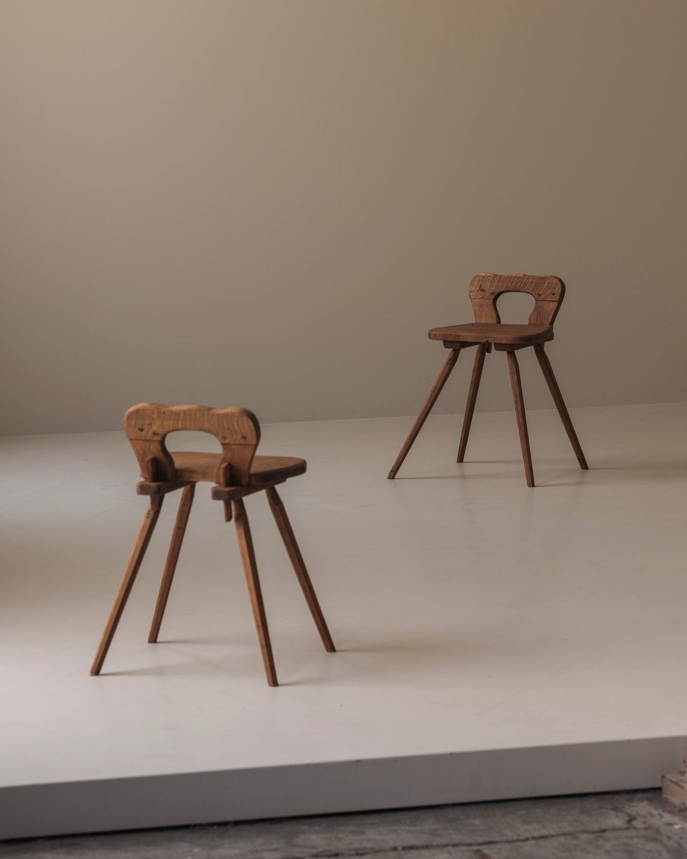 Sculptural pair of French solid oak side chairs from the 1950s — side angle