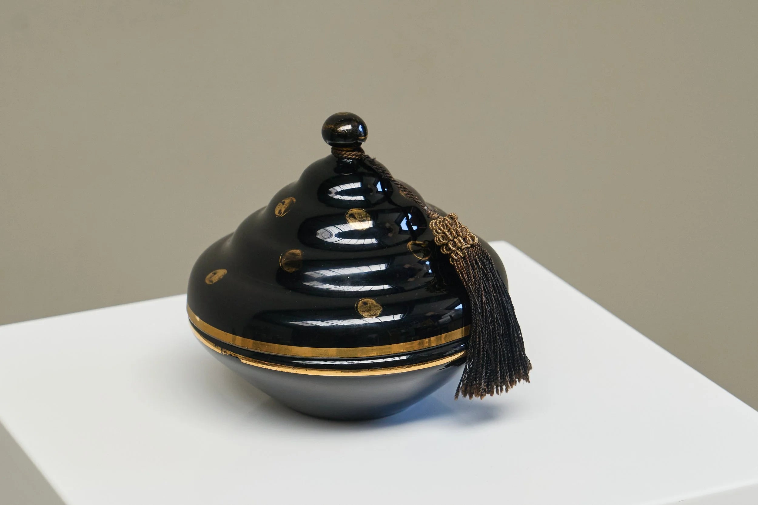 Art Deco Lidded Box with Tassel 'Booms Glass De Rupel' Belgium 1940s — detail view