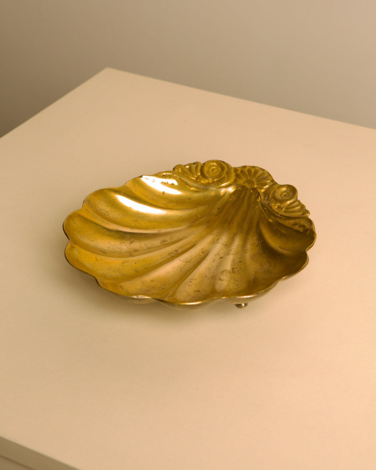 Large Italian brass scallop shell catch-all, 1960s — detail view