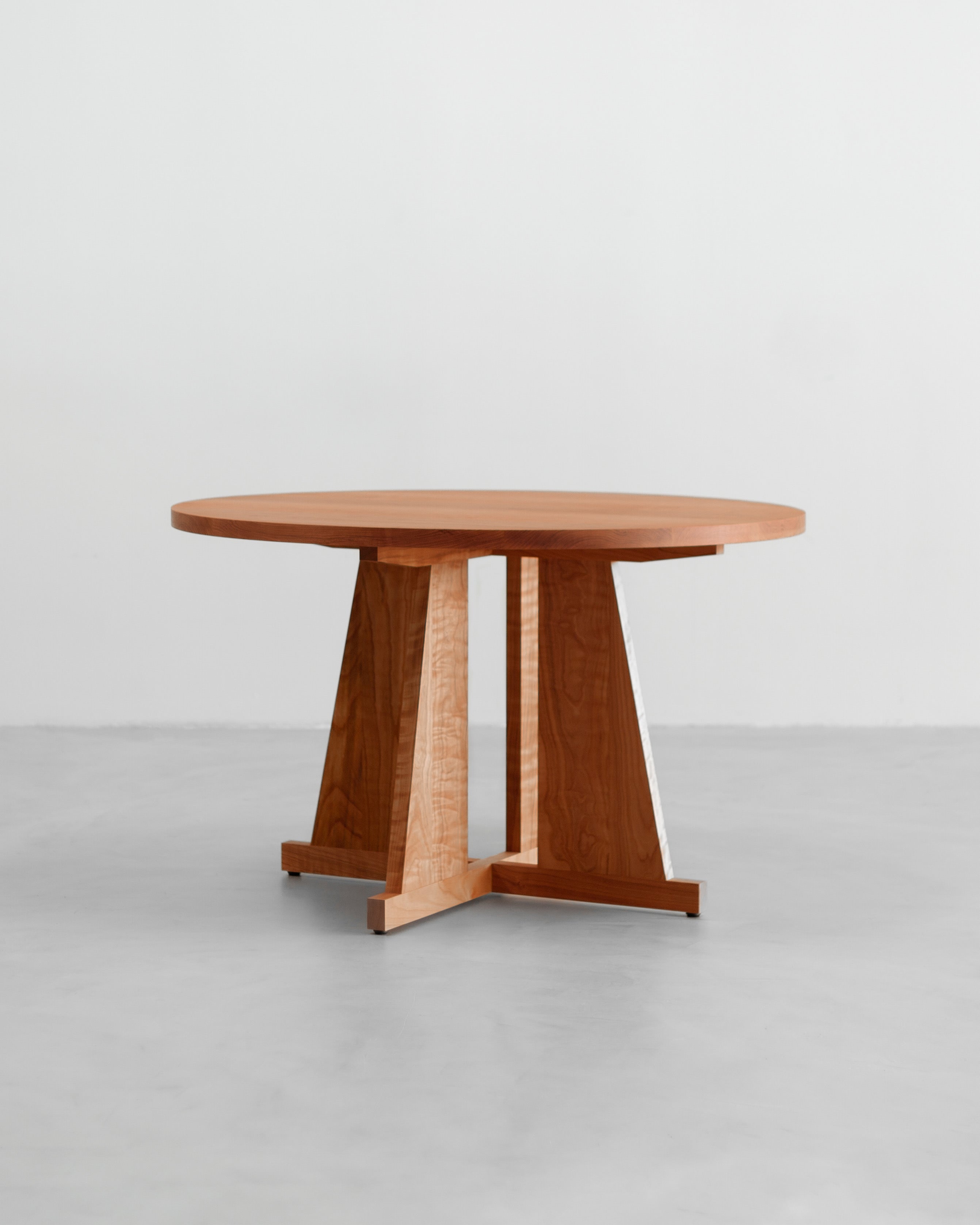 Lola Table Round — side angle