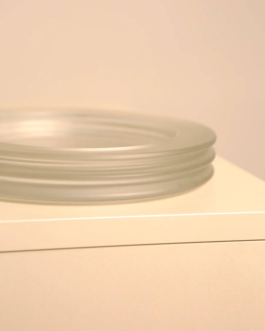 Opaque glass Onda vide-poche detail showing curved sculptural form