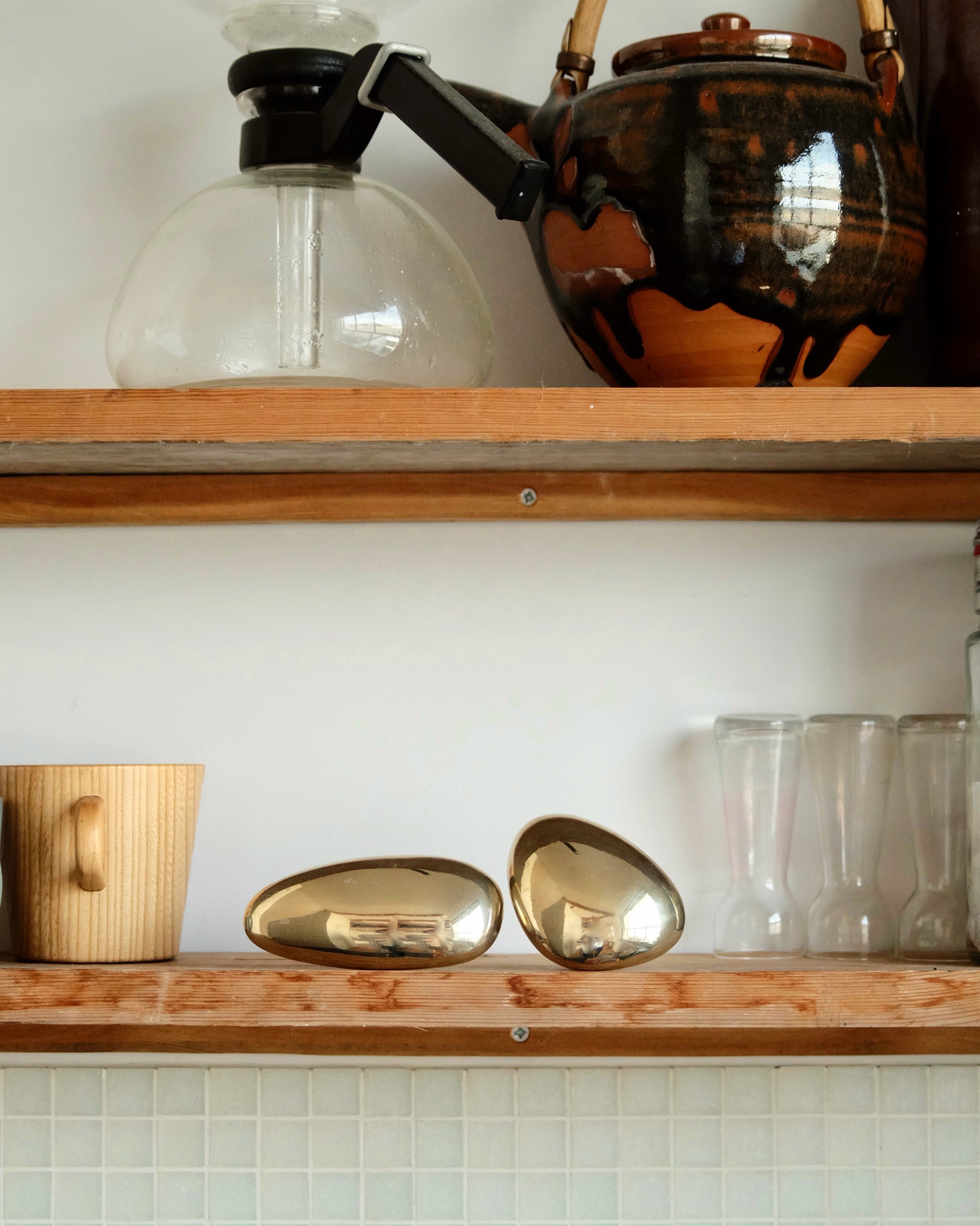 MOMI Cabinet Knob/Wall Hook Short — close-up of polished brass on wooden shelf