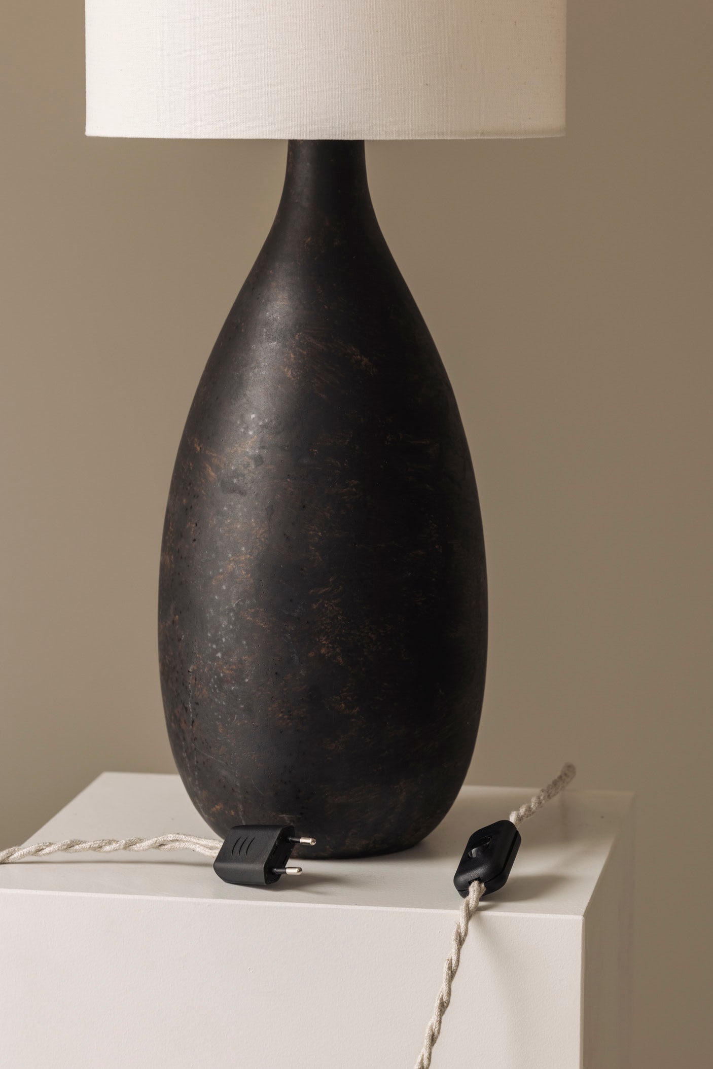 Sculptural Ceramic Table Lamp from Sweden, 1960s — close-up of dark ceramic base and cord