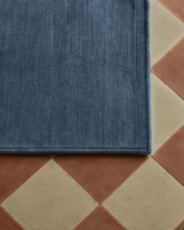 Rug 100% Wool New Zealand - Orage — corner view on patterned floor