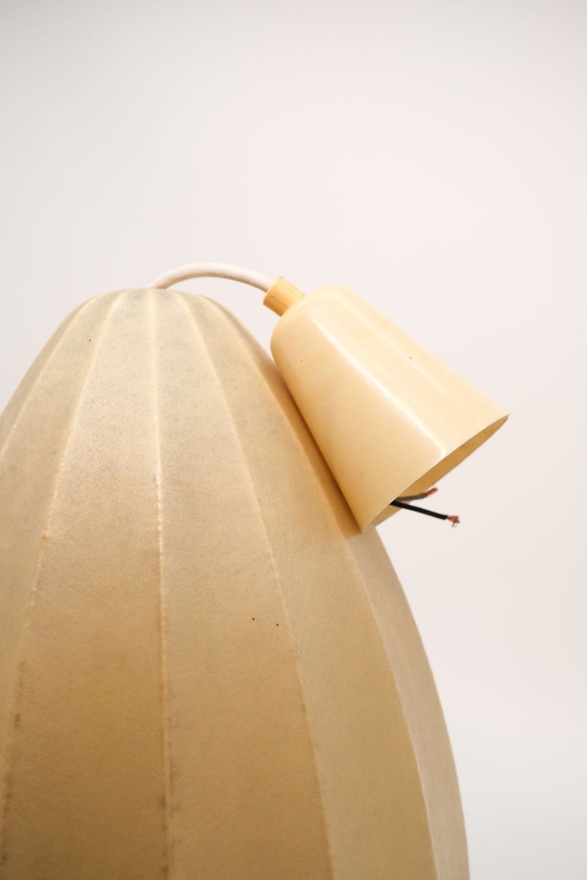 Cocoon Pendant, Goldkant — close-up
