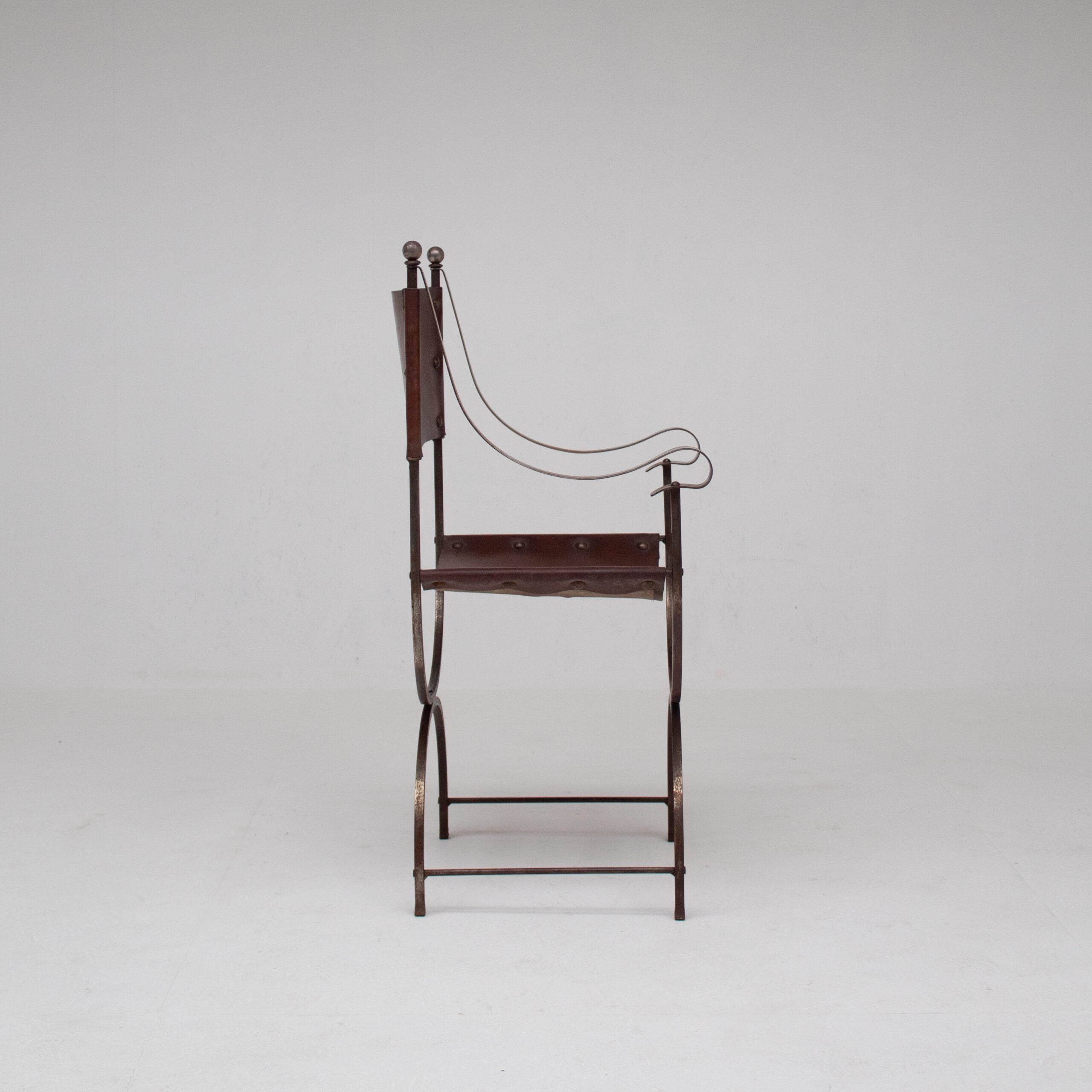 Paire de chaises curules en fer avec assise en cuir