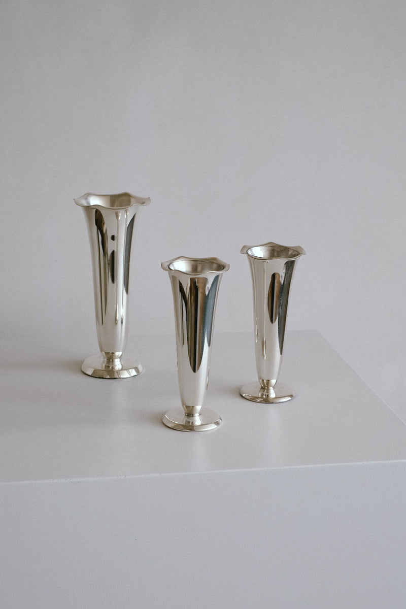 Set of 3 silver-plated vases  — side angle