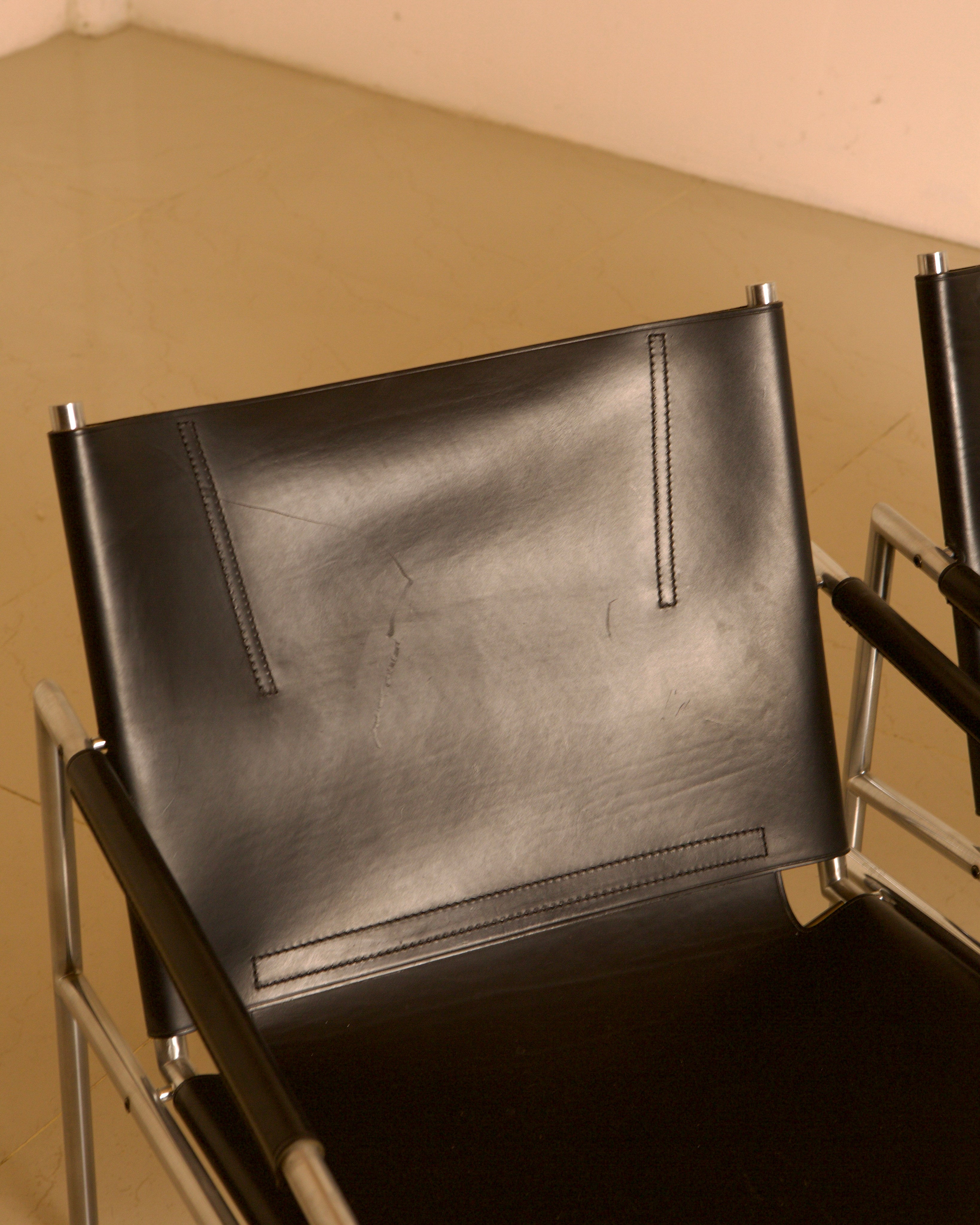 Pair of "SZ02" armchairs in black leather by Martin Visser for Spectrum 80's — view 10