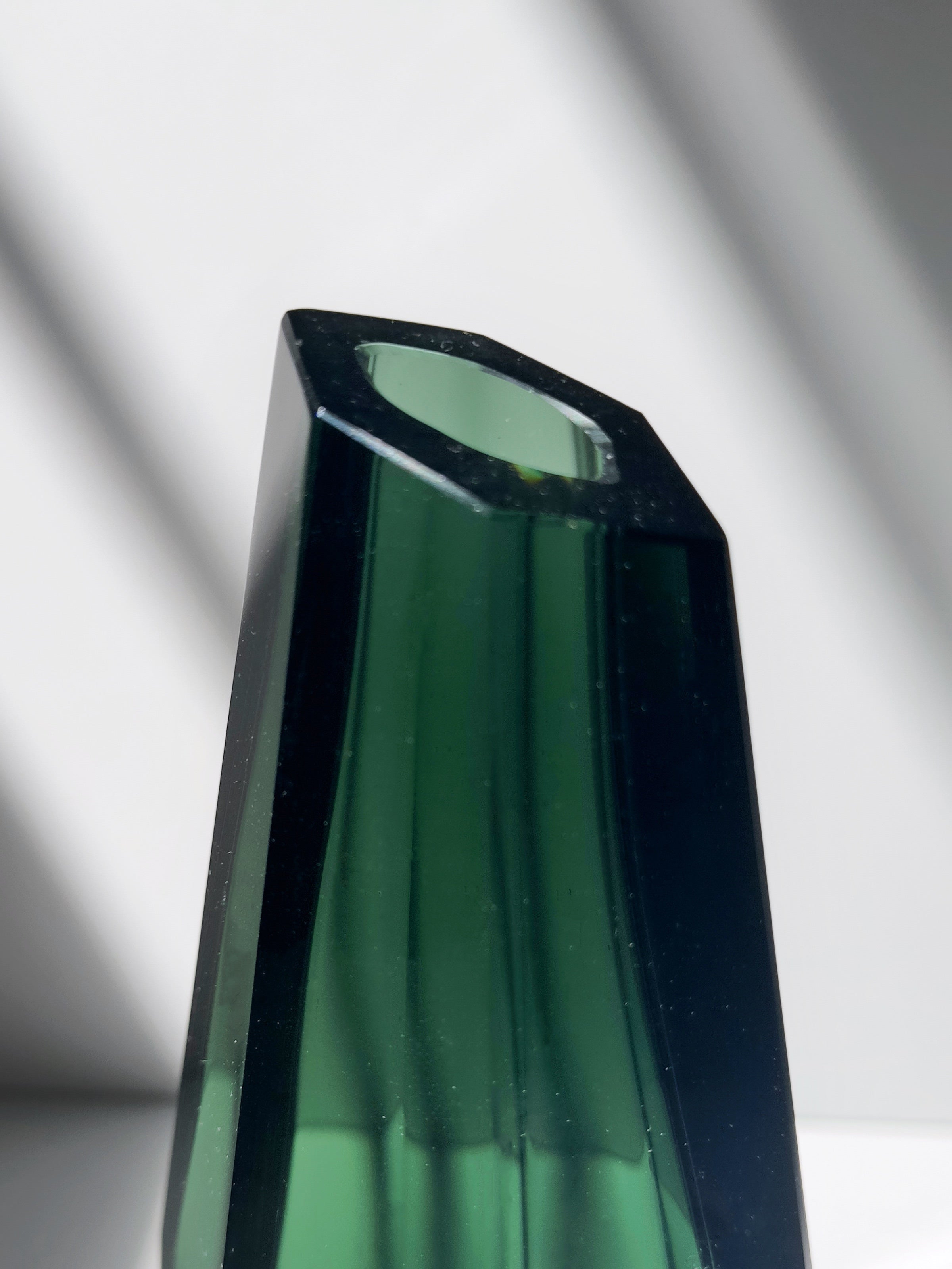 Emerald color vase - French Art deco 1940s — close-up