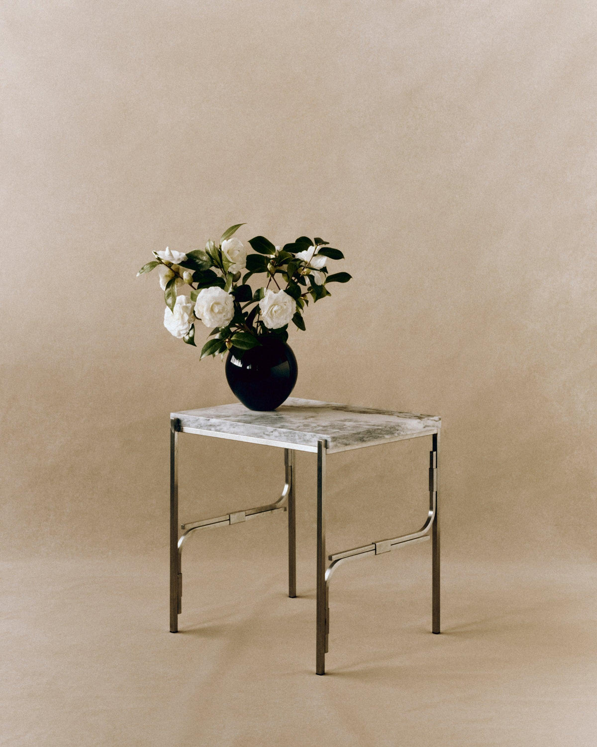 S.R. VINTAGE VASE PLAIN BLACK — close-up