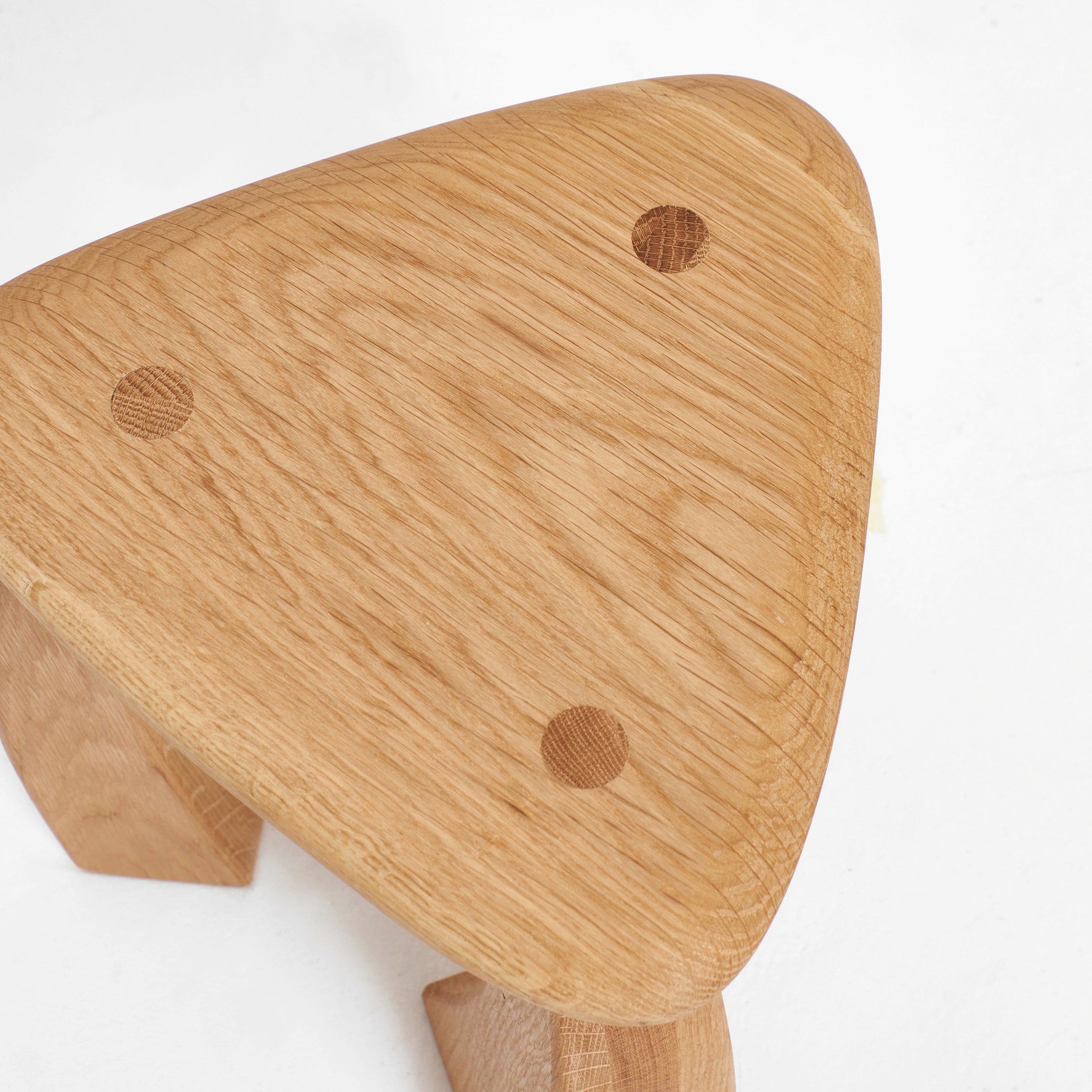 Arc de Stool '37 — top view of triangular oak seat