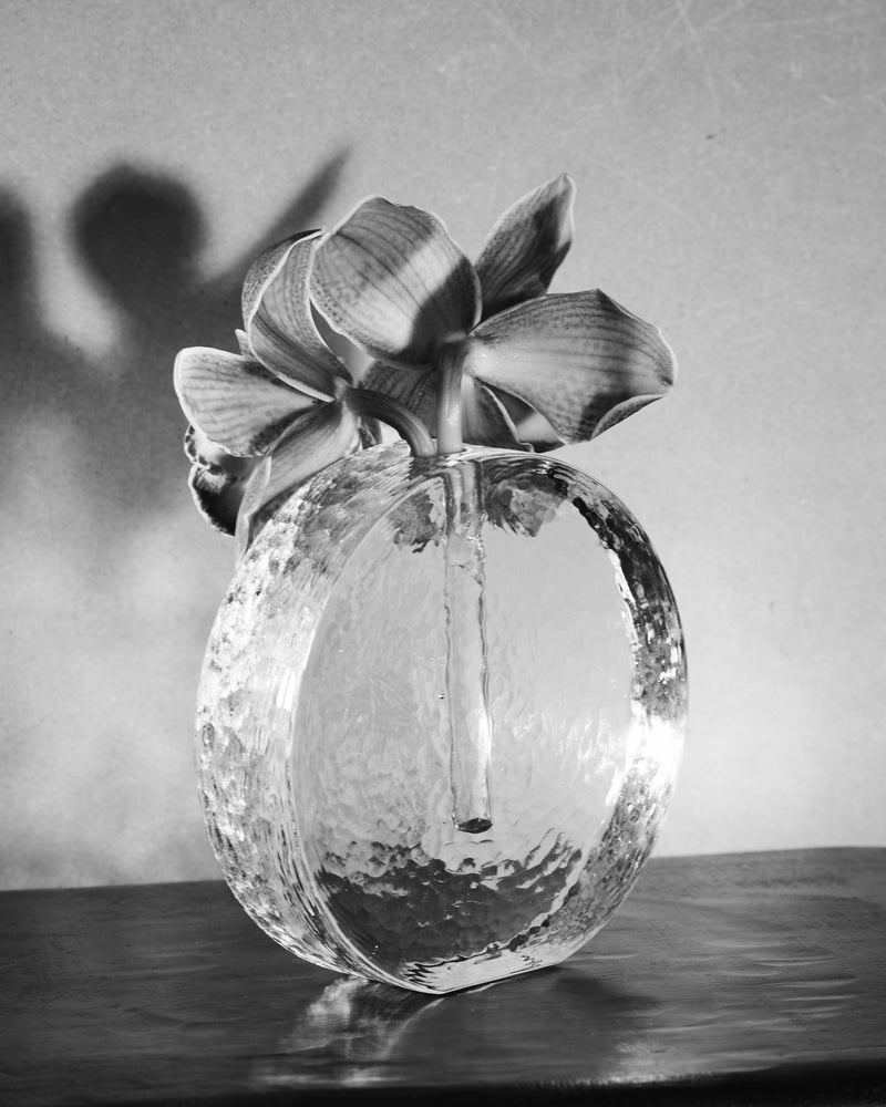 Scandinavian solifleur vase in clear glass c. 1960 — close-up showing textured surface with flower