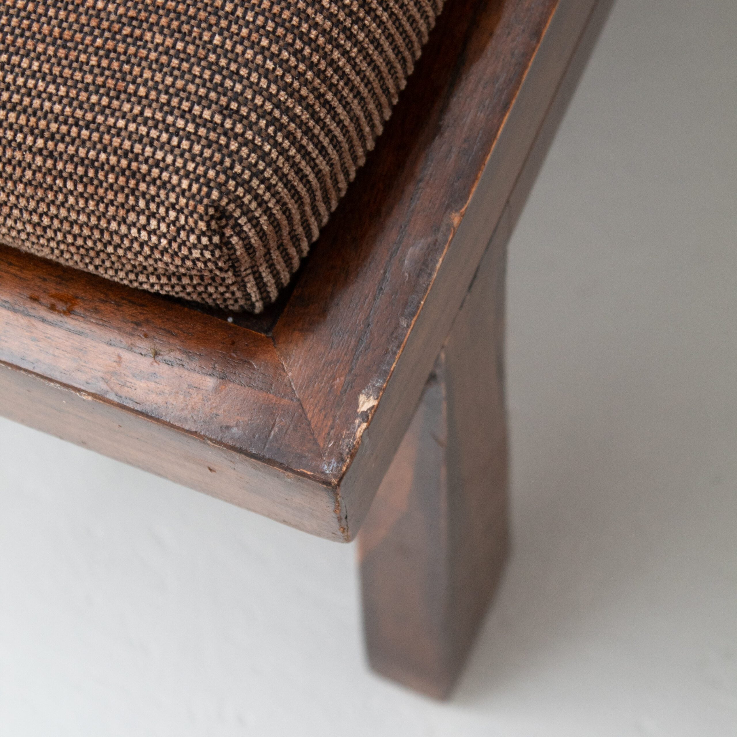 Rustique Bench in Wood with Cushion — close-up of wooden frame and textured cushion