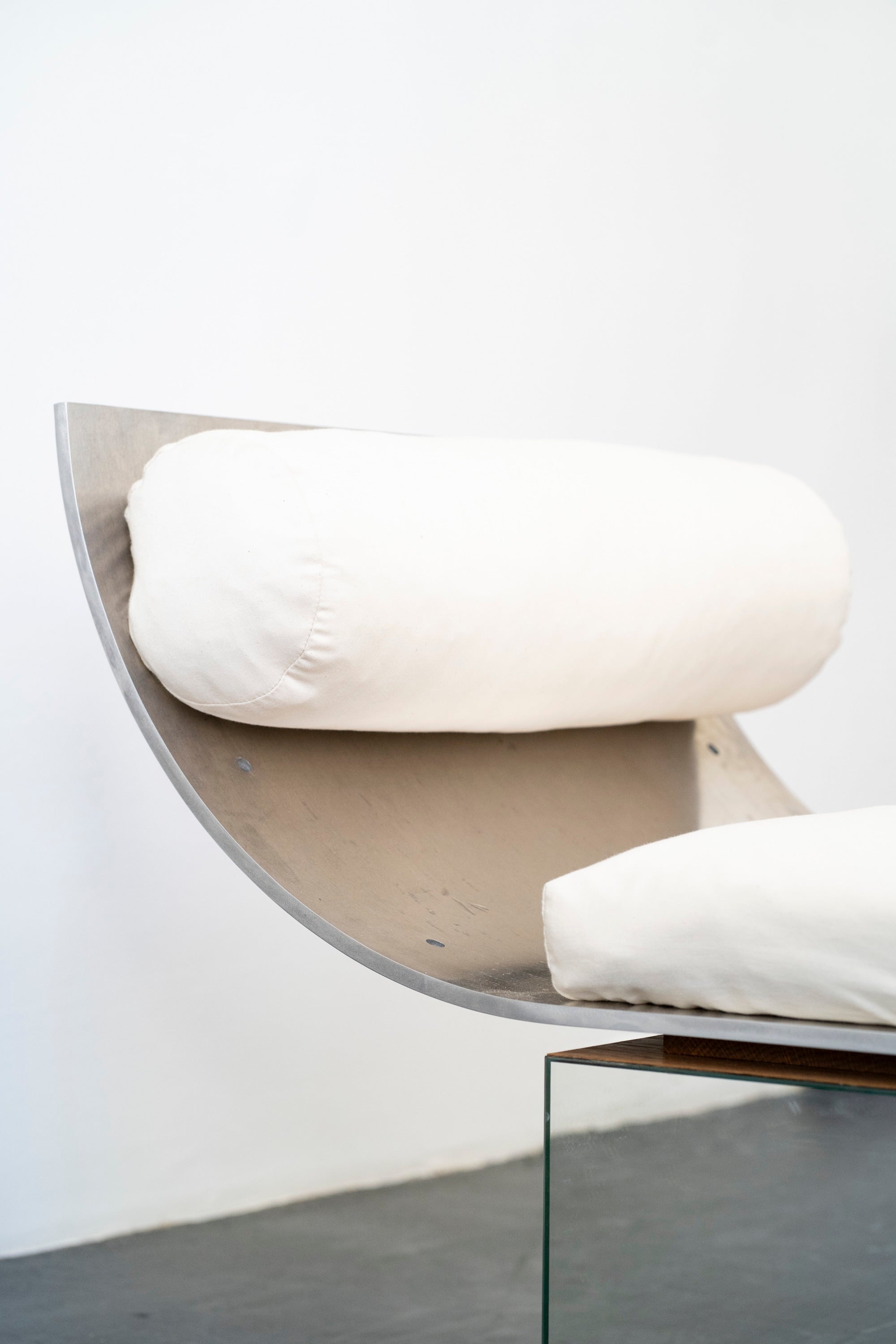 Minimalism Daybed DN_S2501 in Aluminium  — side angle