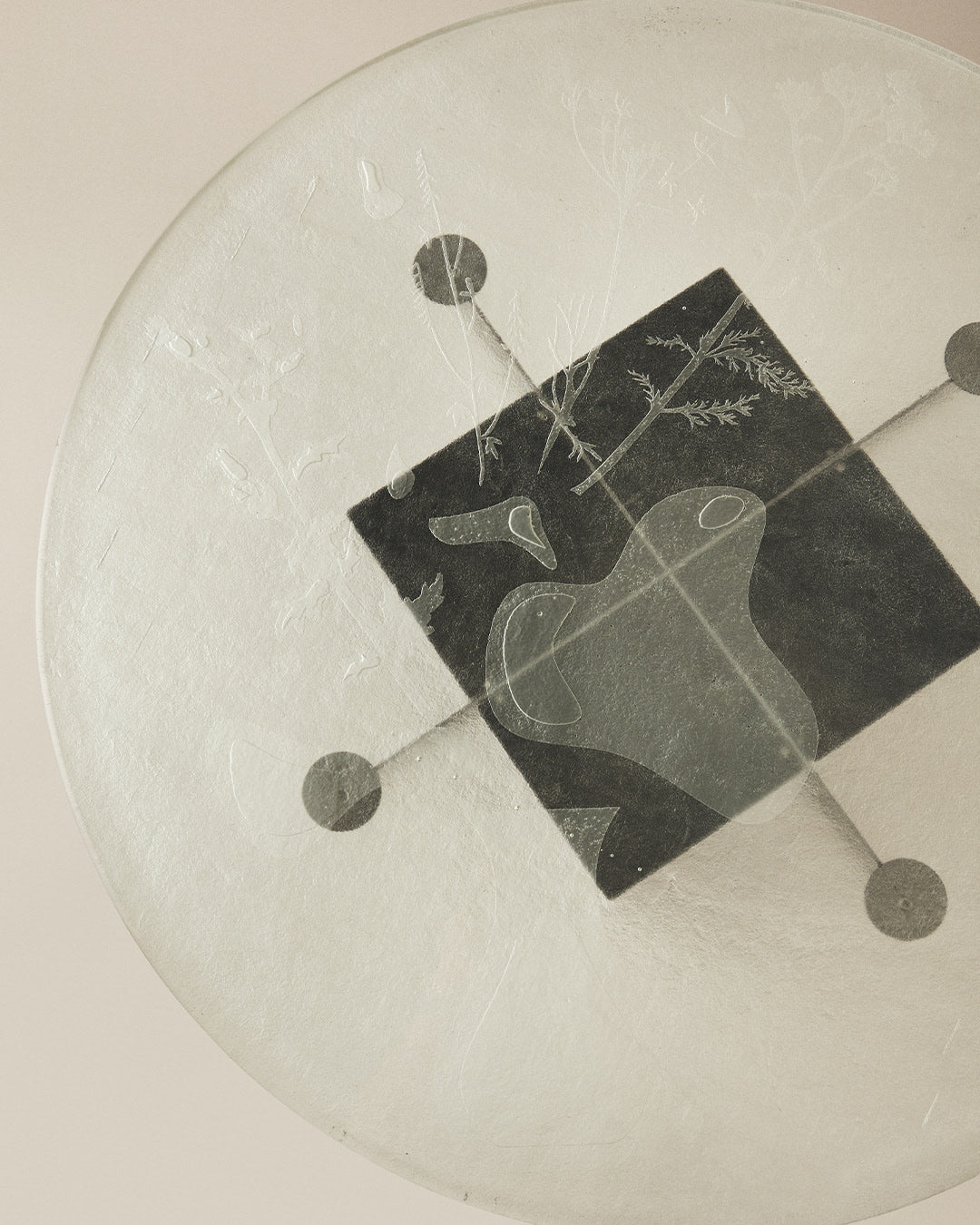 Table basse "SPILLED", en verre gravé.  — additional view