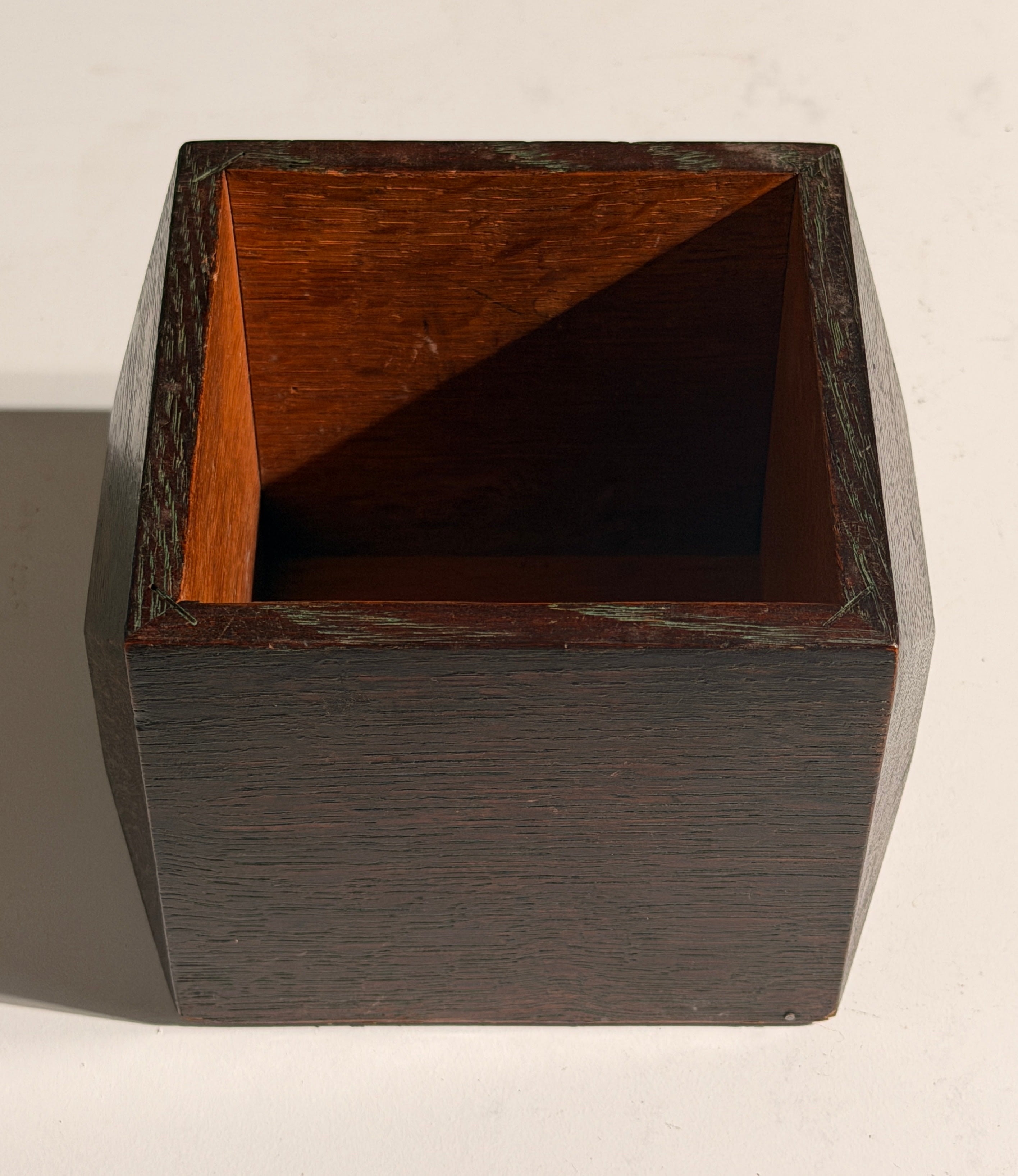 Art Deco lidded box in exotic wood, France, circa 1930 — close-up