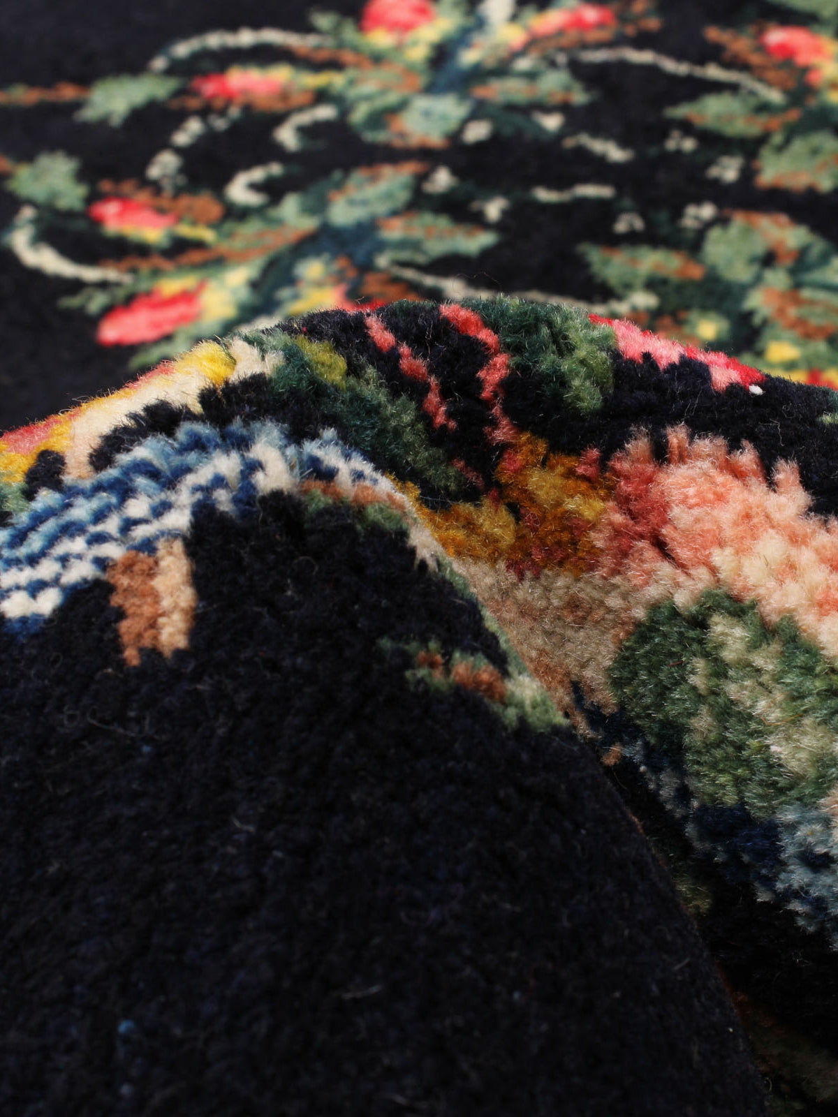 Aubusson Rug in Pulse 282 x 430 cm — close-up of colorful wool texture