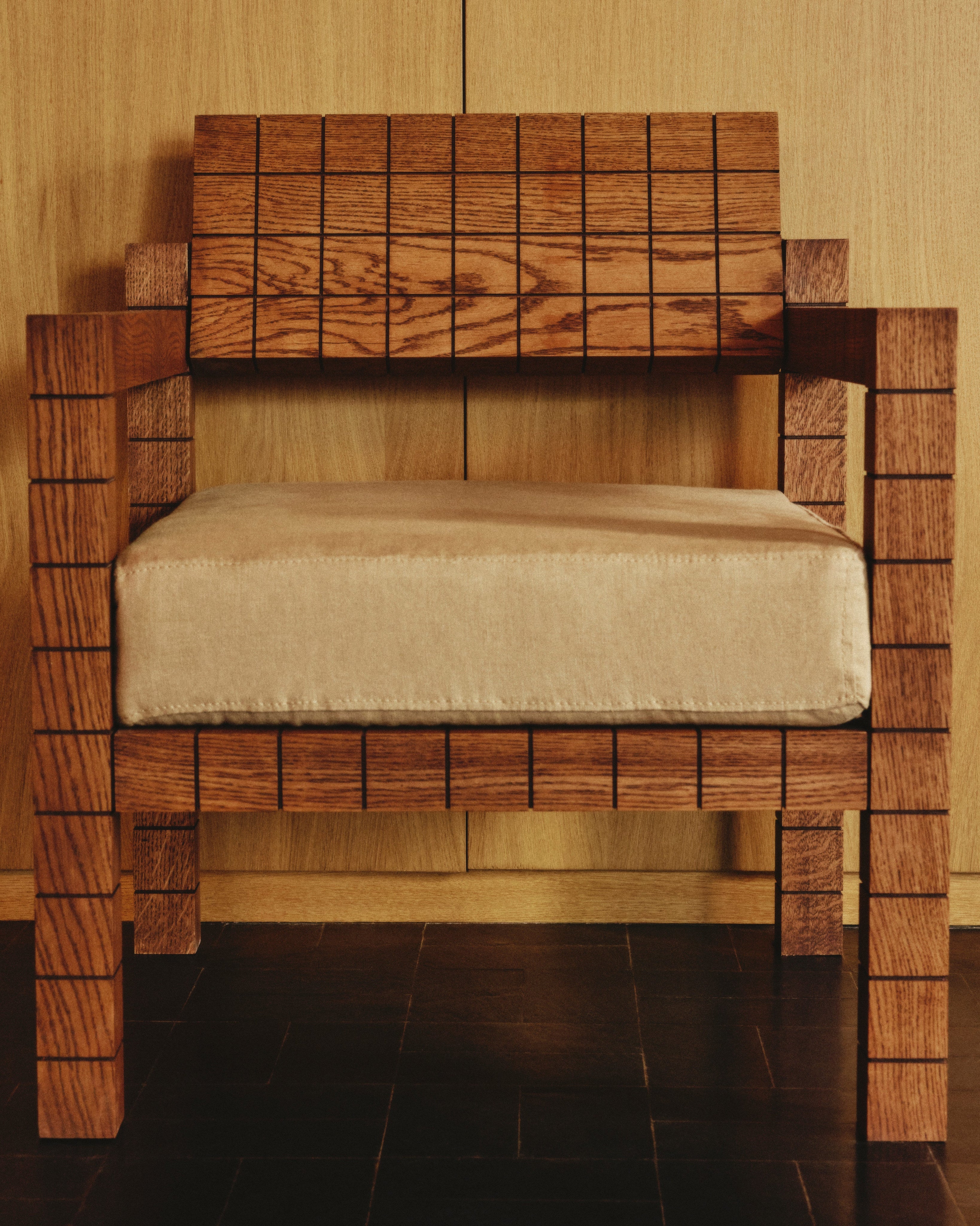 Mosaico Armchair — front view highlighting wooden frame and cushion