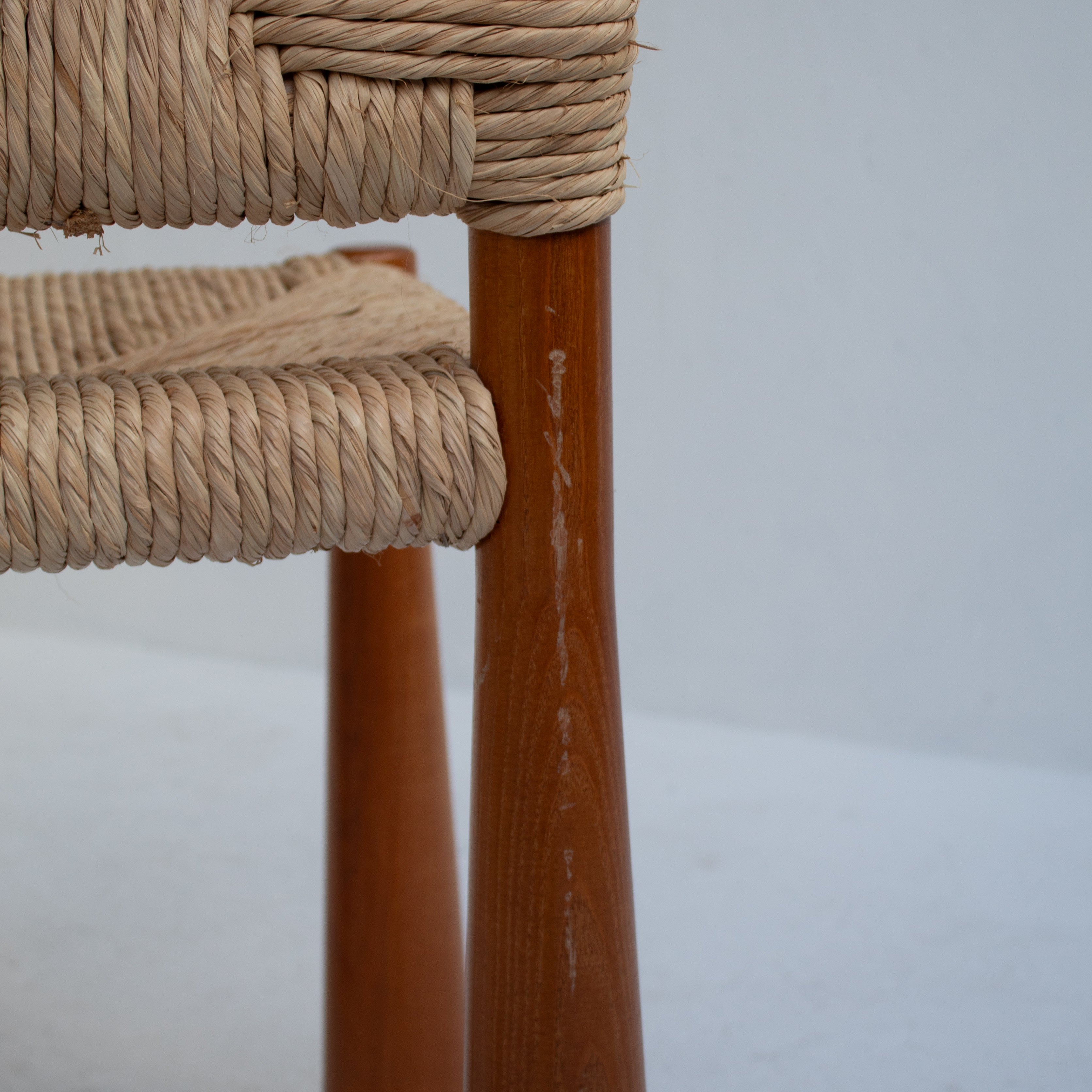 Set of 6 “Toscanolla” Dining Chairs by Alessandro Becchi for Giovannetti — close-up of woven seat and wooden leg