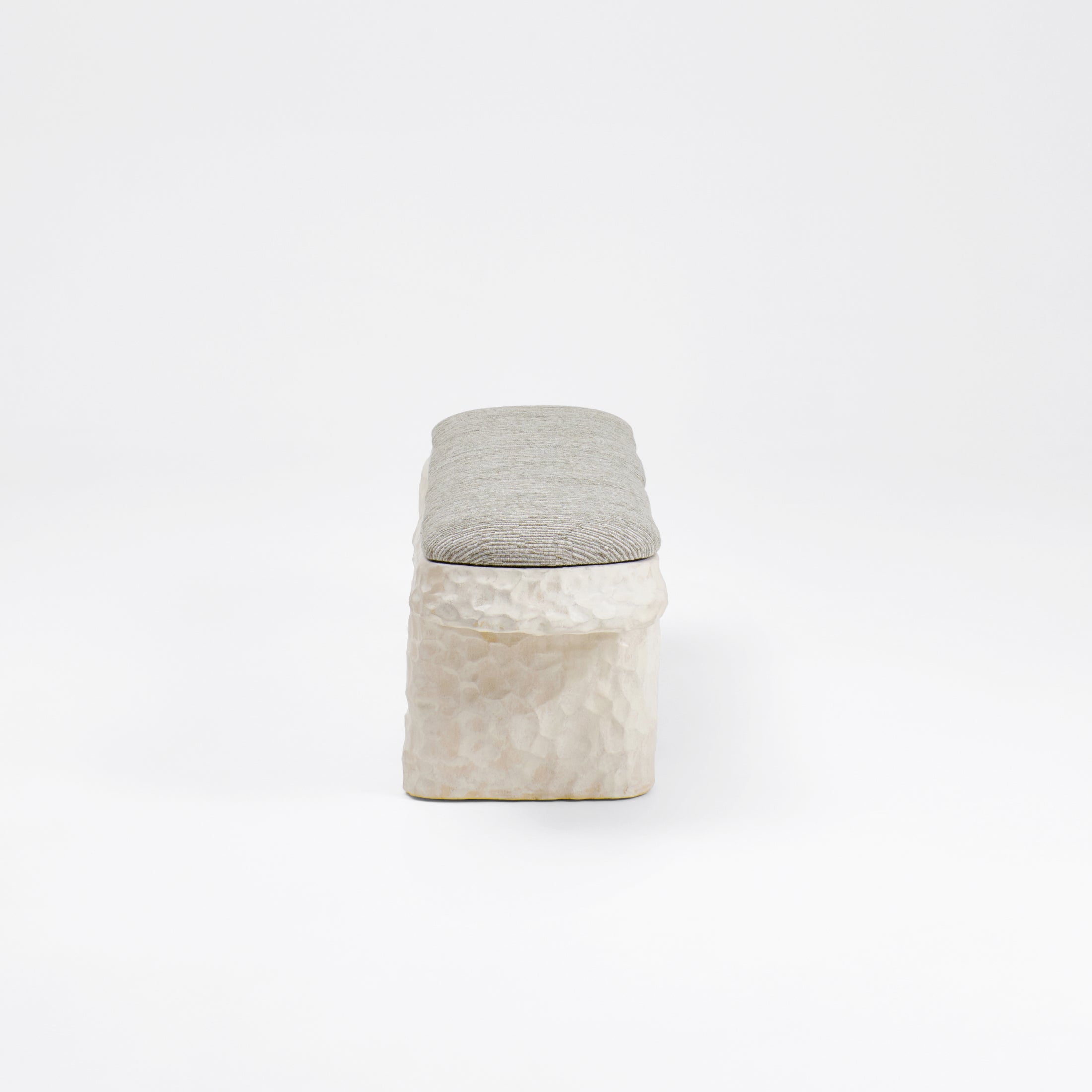 Perícia Ceramic Bench — top view of textured ceramic base with gray cushion