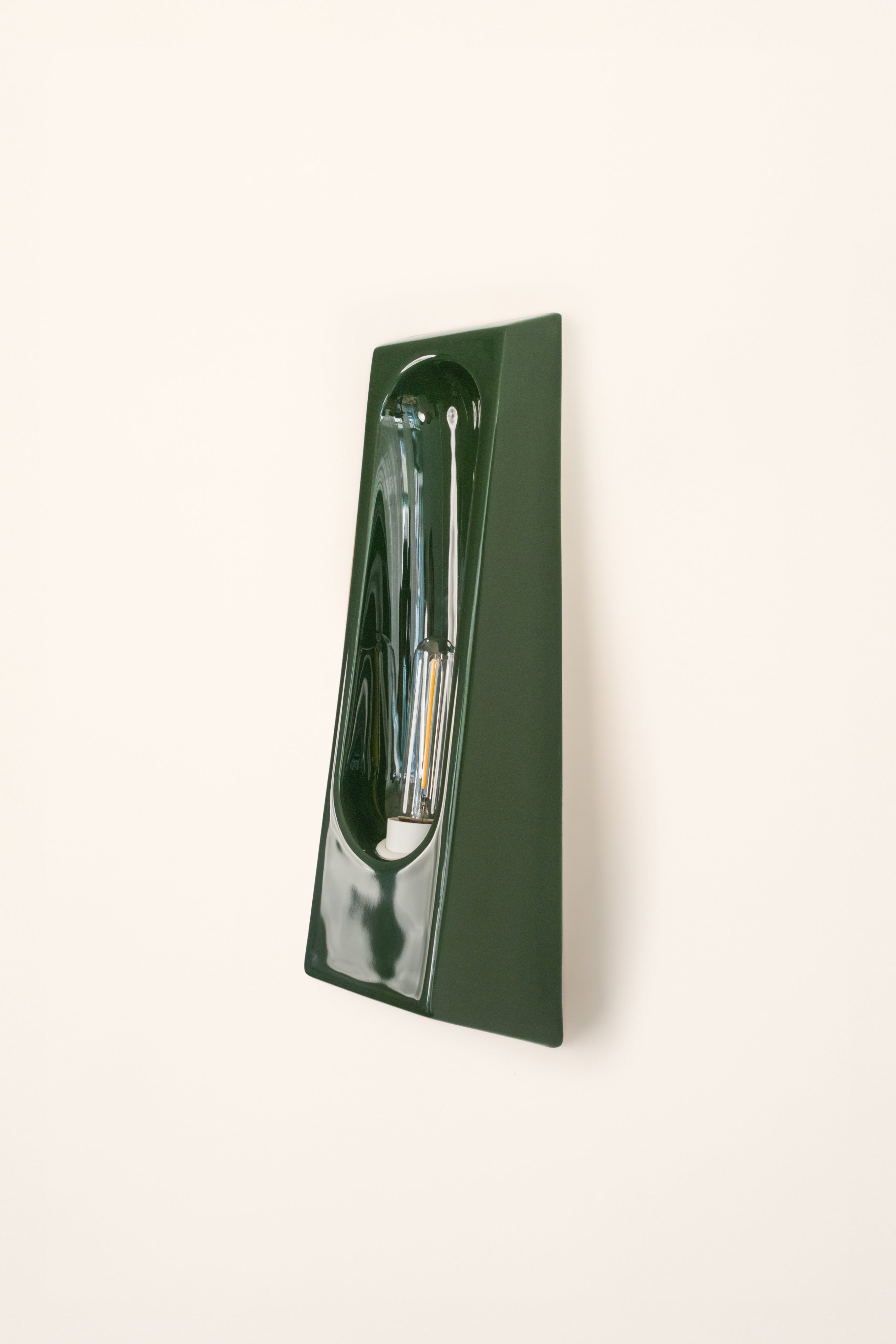 Alcove Verde — wall lamp in glossy green finish against white wall
