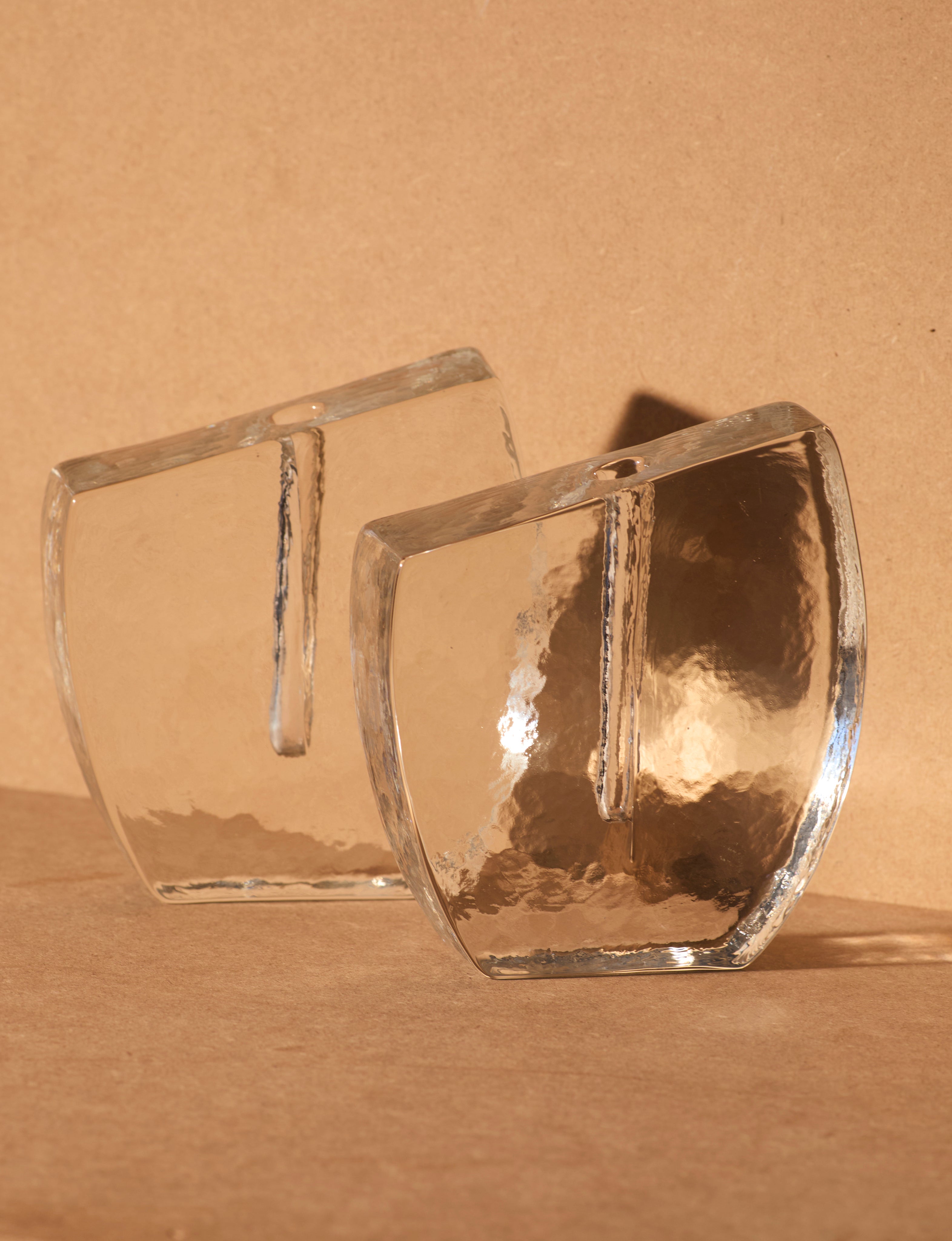 Vintage unifleur / stem vase in European glass c. 1960-70 — close-up