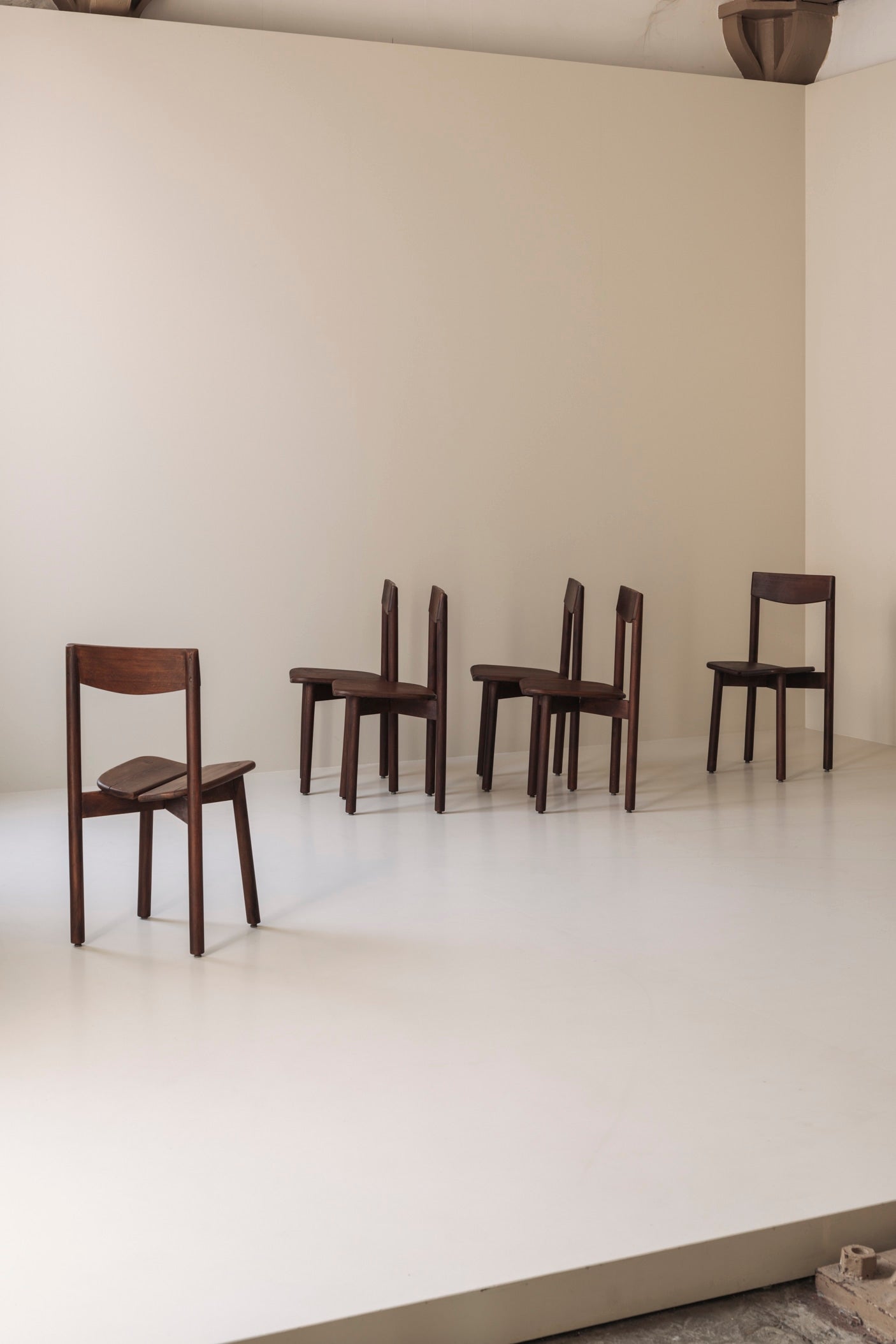 A rare and highly sculptural set dining chairs by Pierre Gautier-Delaye, France 1960s — lifestyle setting